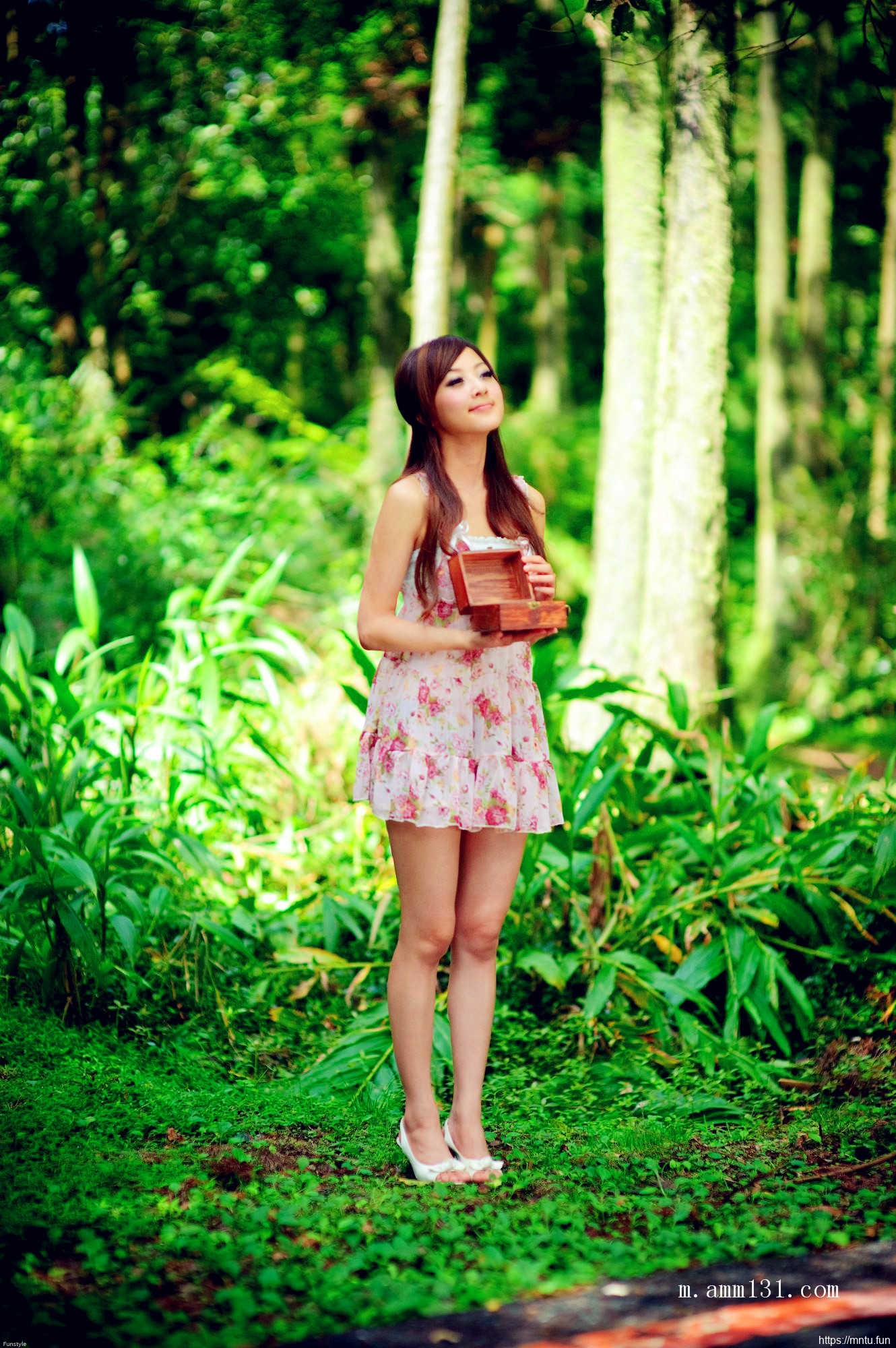 树林里的丰满艺术人体张允霏图片演绎乳房之美