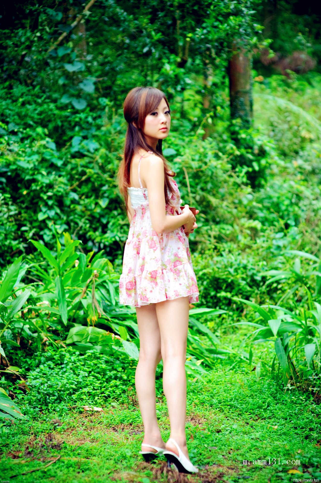 树林里的丰满艺术人体张允霏图片演绎乳房之美