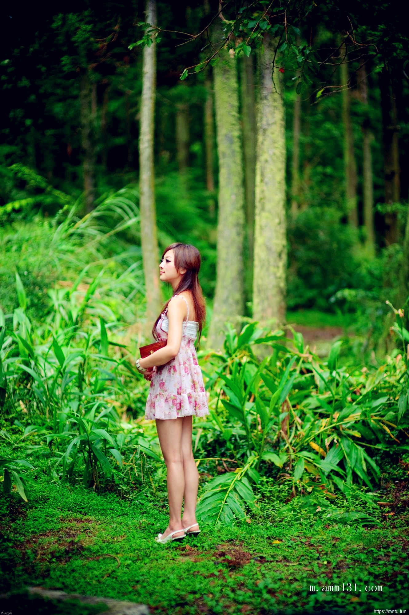 树林里的丰满艺术人体张允霏图片演绎乳房之美