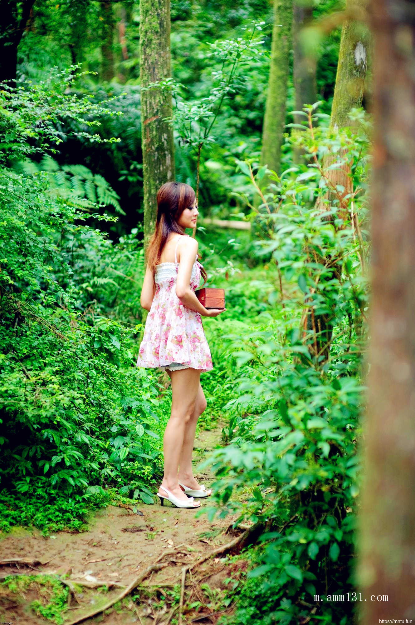 树林里的丰满艺术人体张允霏图片演绎乳房之美