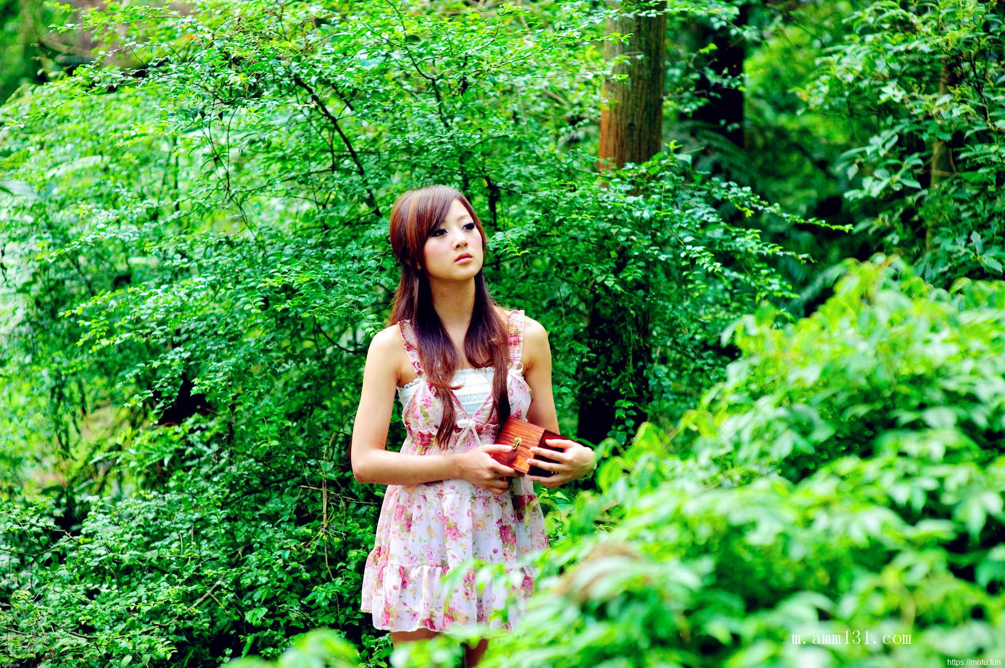 树林里的丰满艺术人体张允霏图片演绎乳房之美