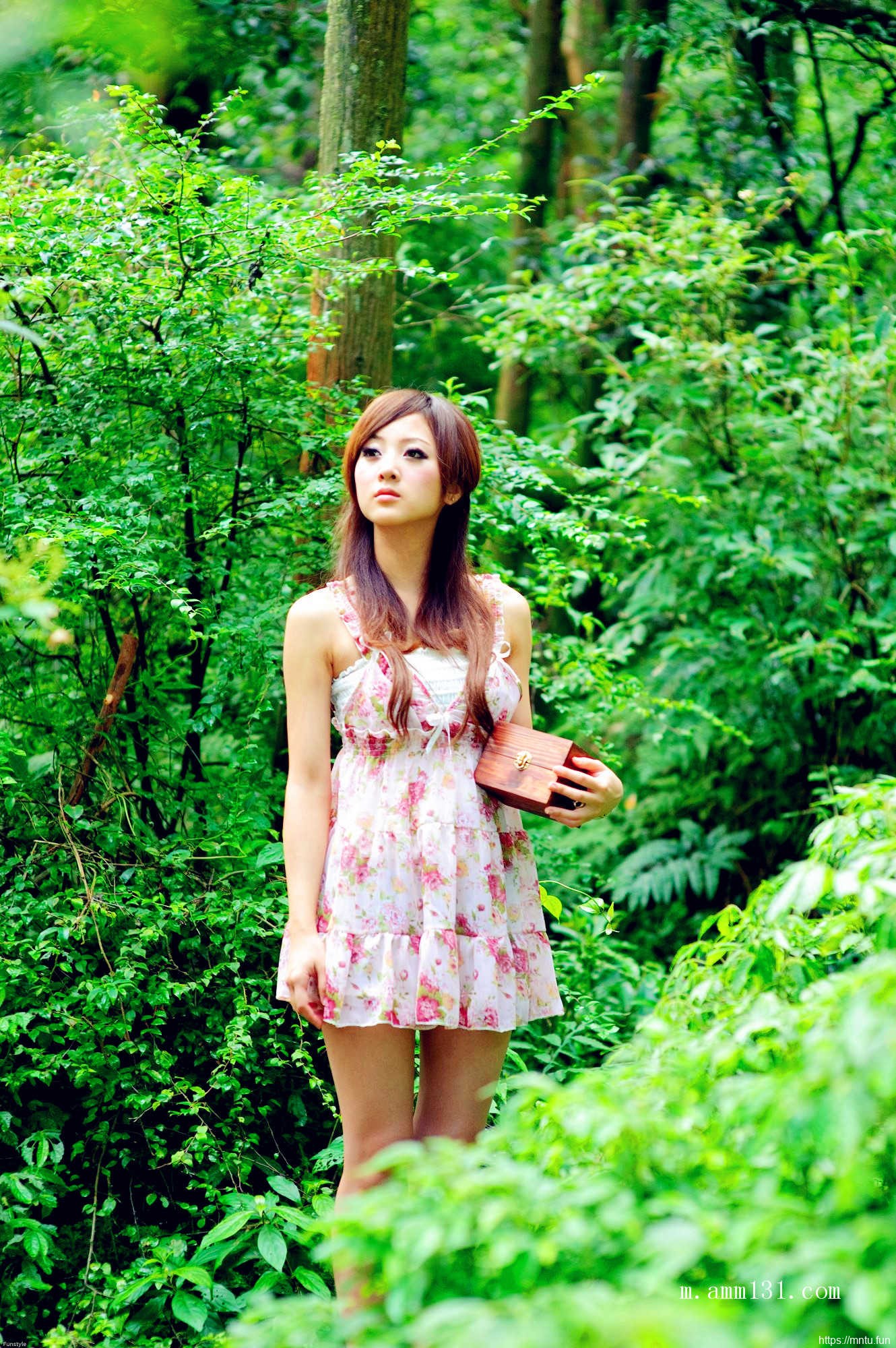 树林里的丰满艺术人体张允霏图片演绎乳房之美