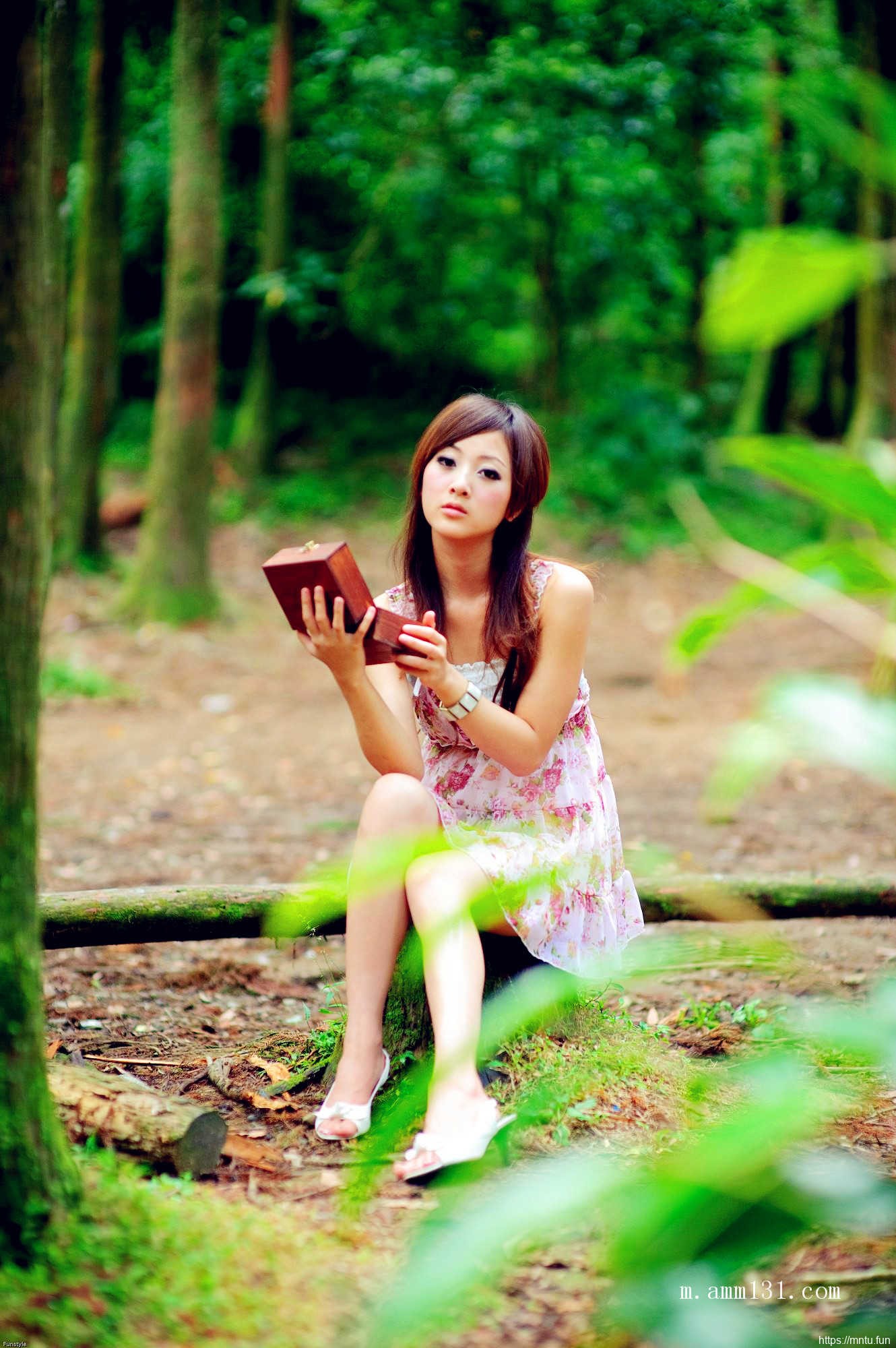 树林里的丰满艺术人体张允霏图片演绎乳房之美