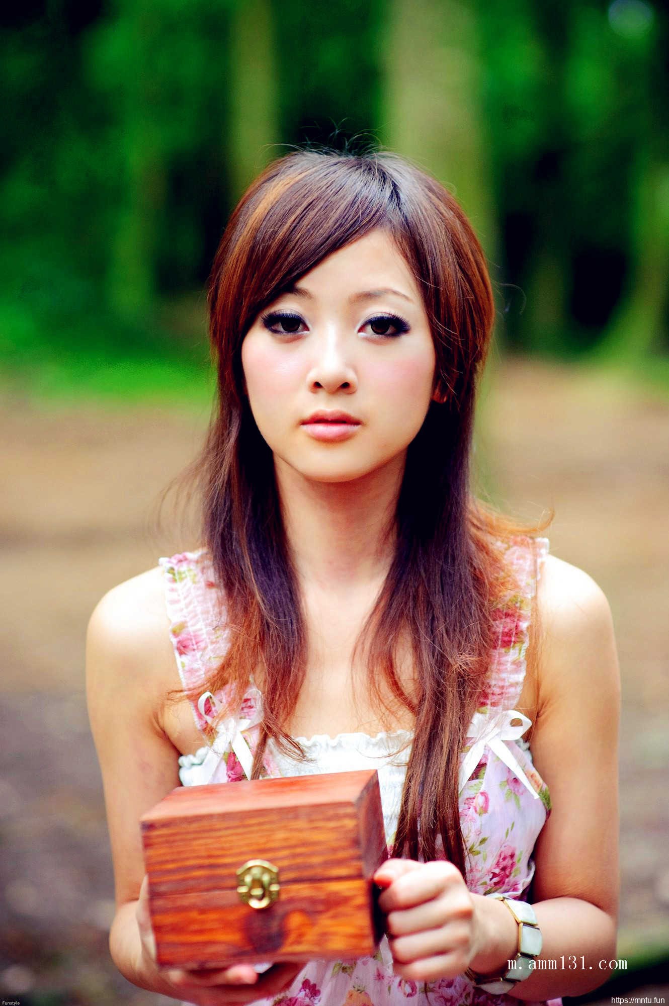 树林里的丰满艺术人体张允霏图片演绎乳房之美