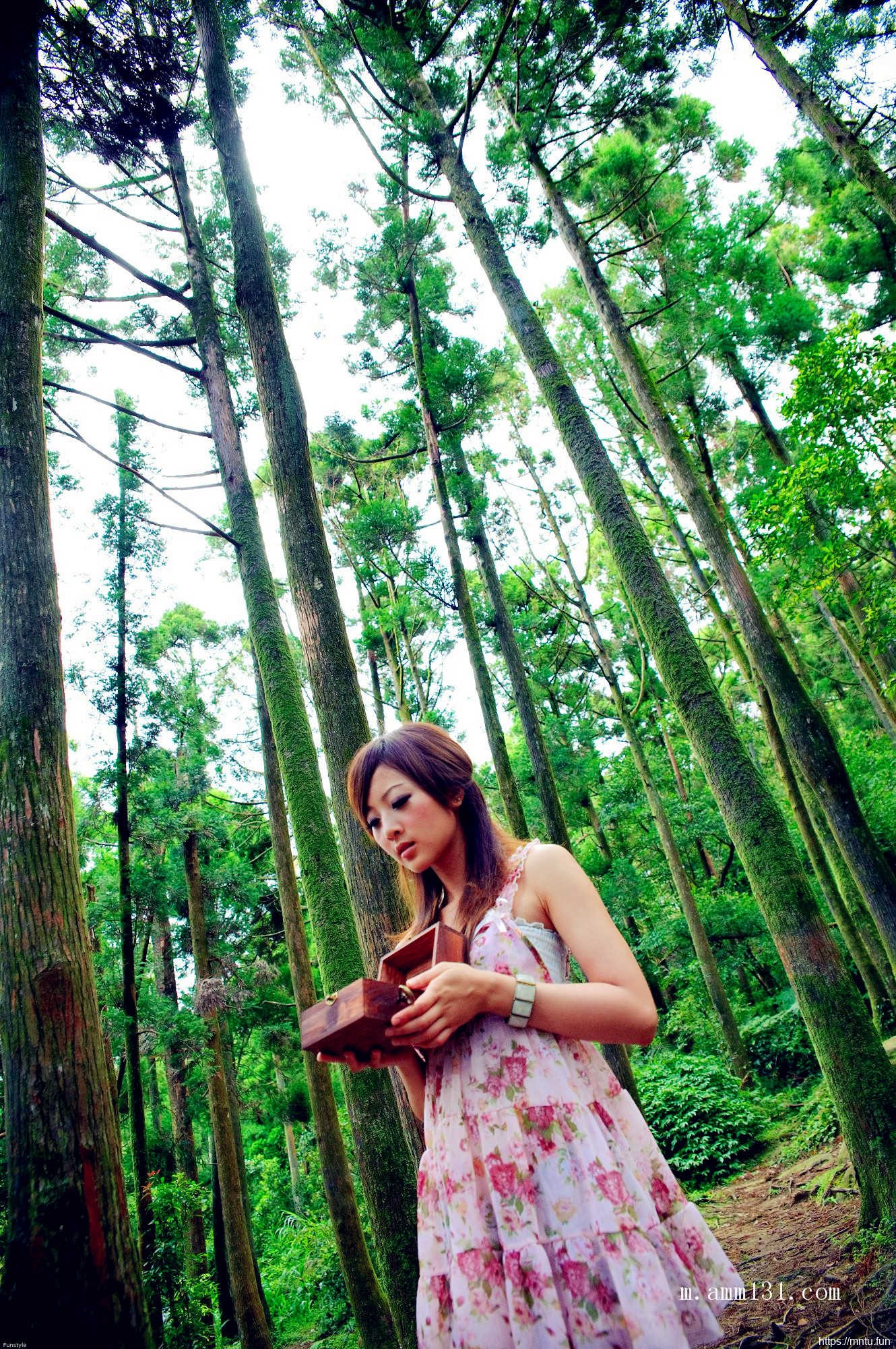 树林里的丰满艺术人体张允霏图片演绎乳房之美