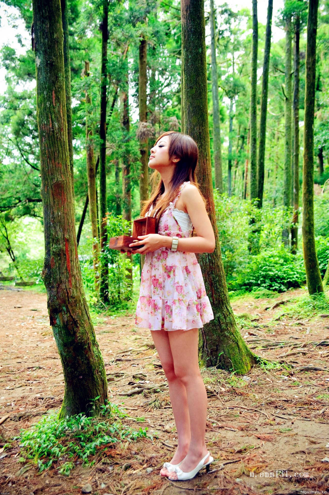 树林里的丰满艺术人体张允霏图片演绎乳房之美