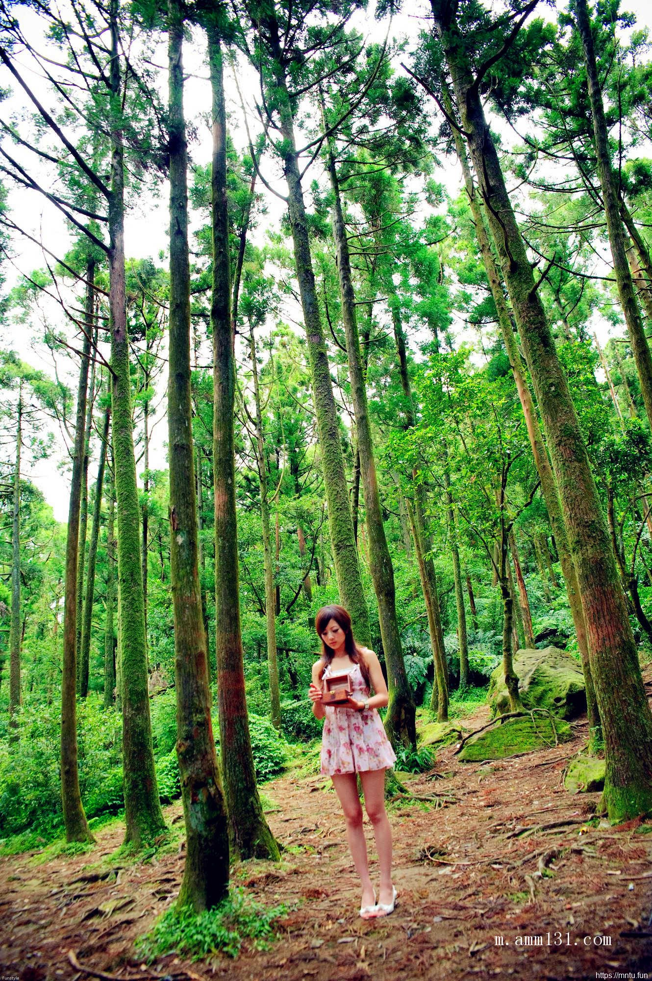 树林里的丰满艺术人体张允霏图片演绎乳房之美