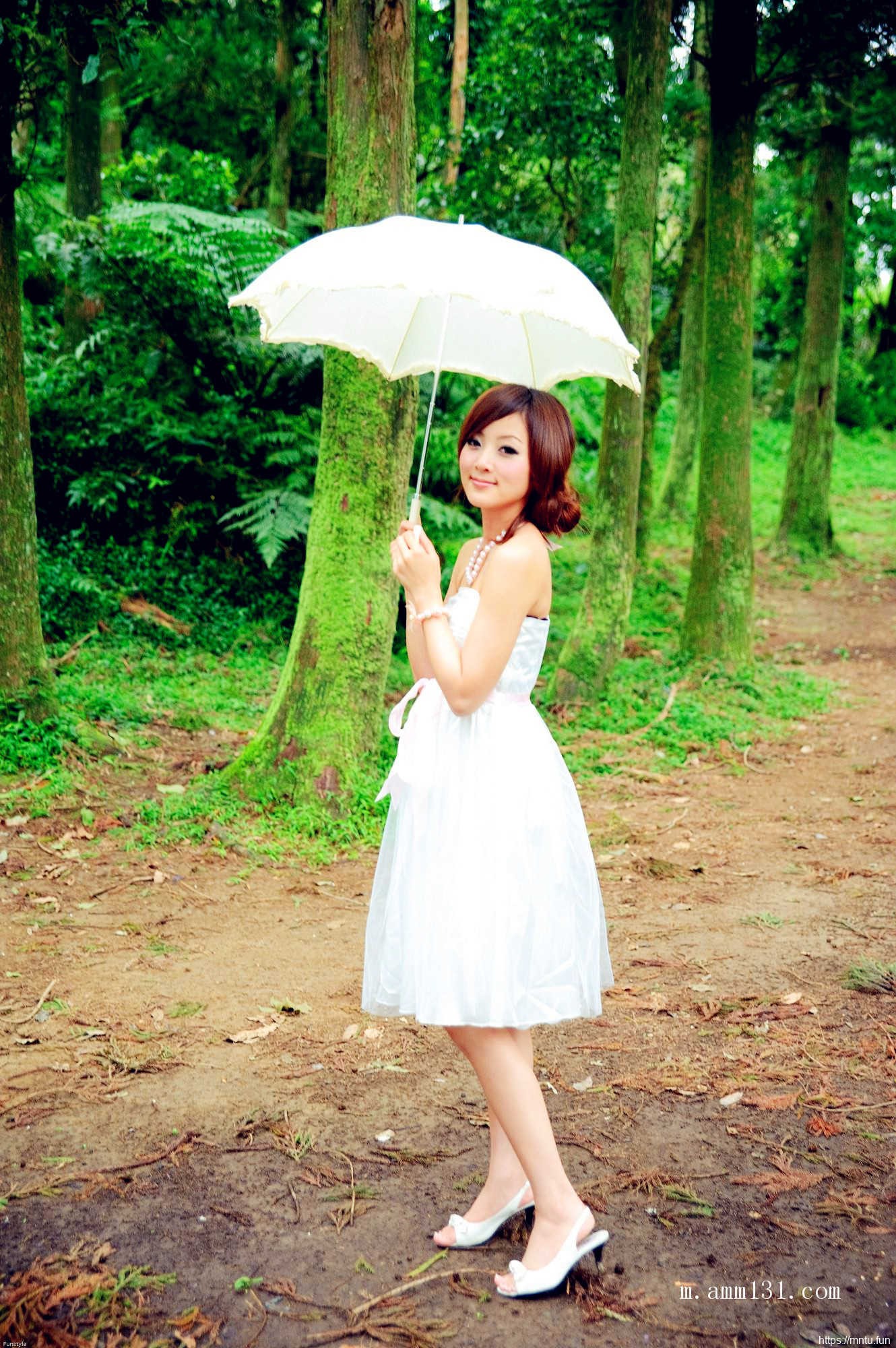 树林里的丰满艺术人体张允霏图片演绎乳房之美