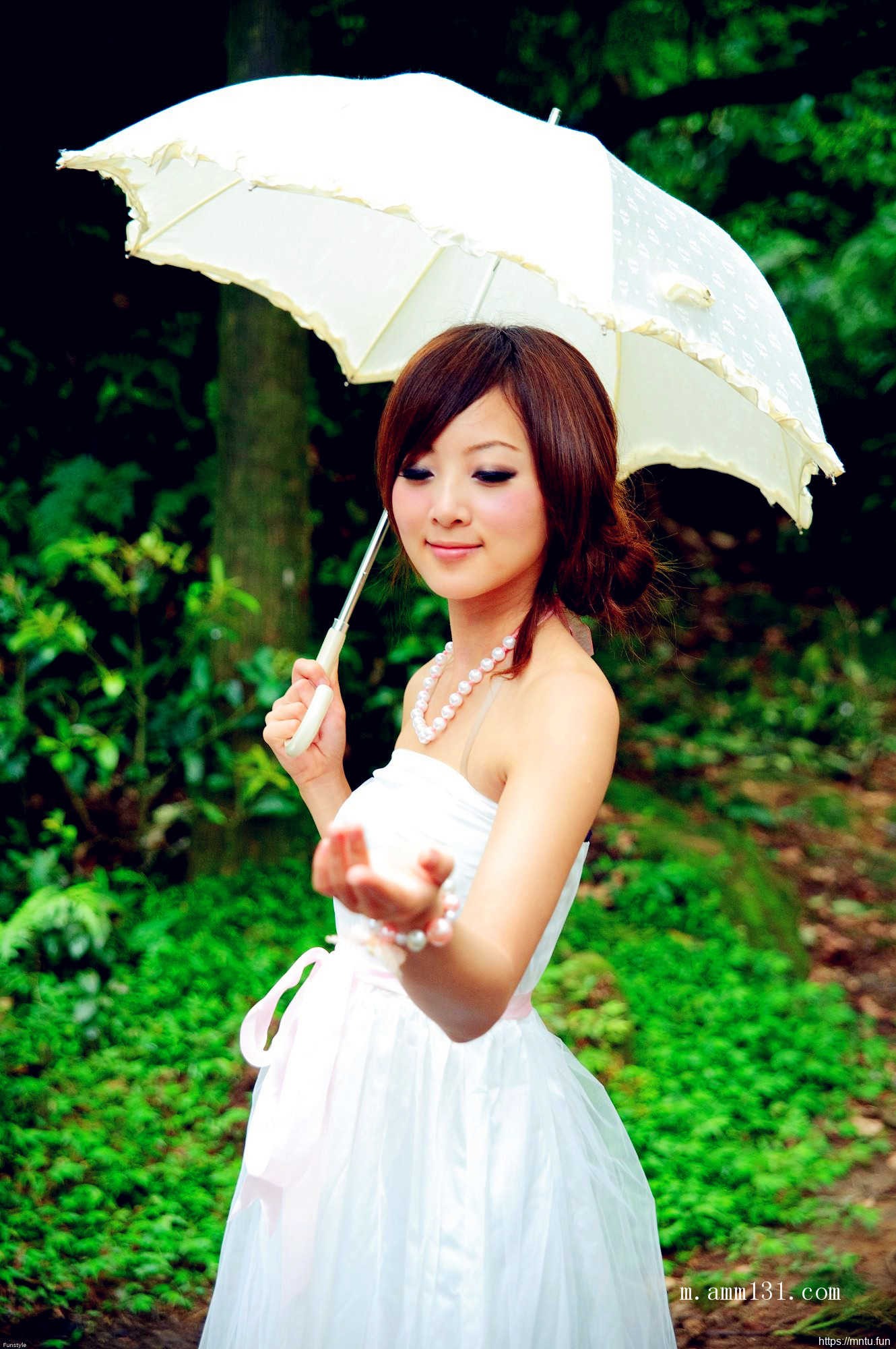 树林里的丰满艺术人体张允霏图片演绎乳房之美