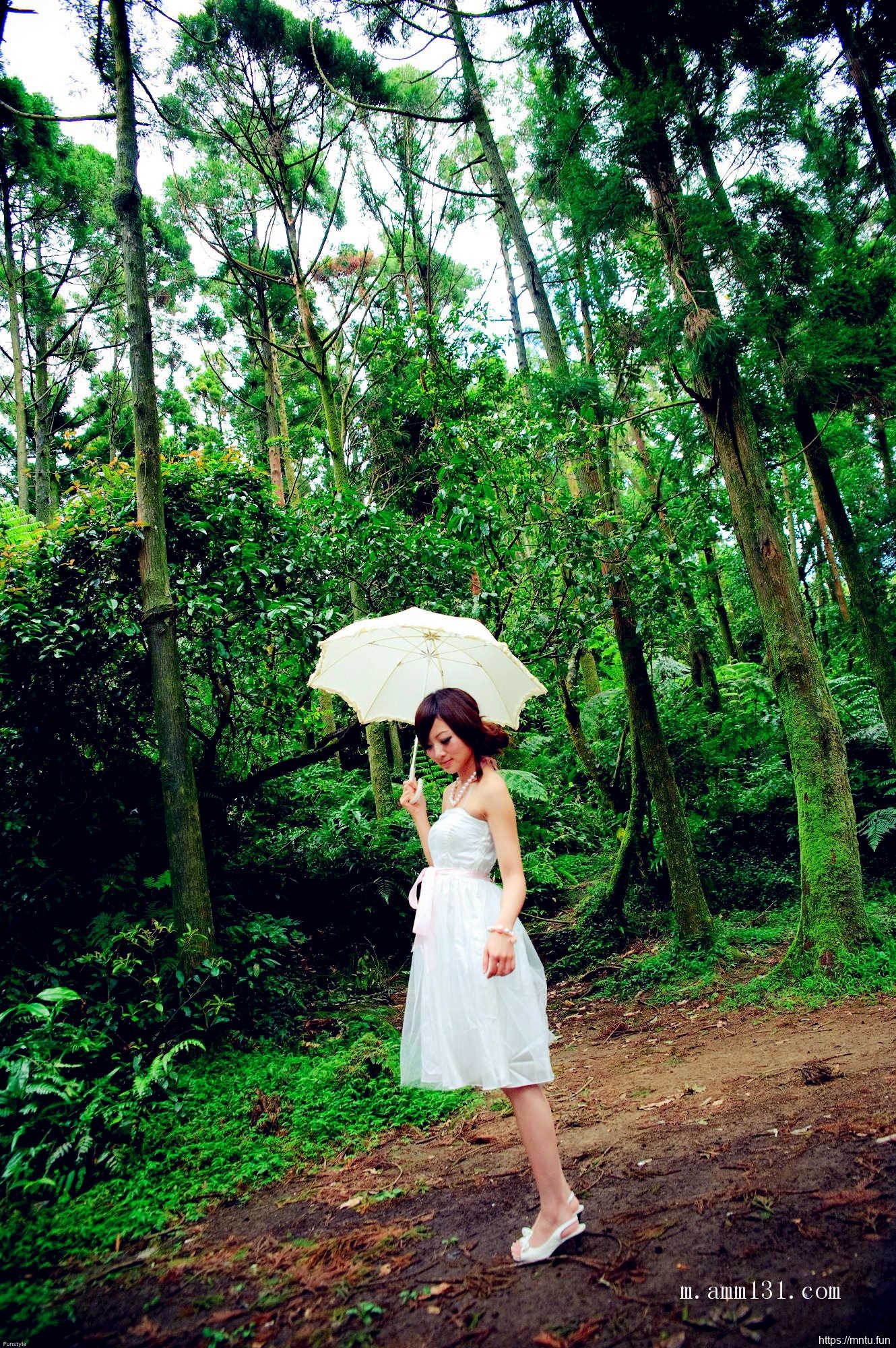 树林里的丰满艺术人体张允霏图片演绎乳房之美