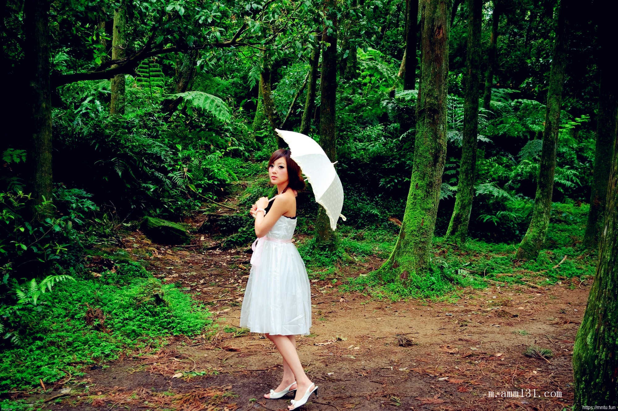 树林里的丰满艺术人体张允霏图片演绎乳房之美