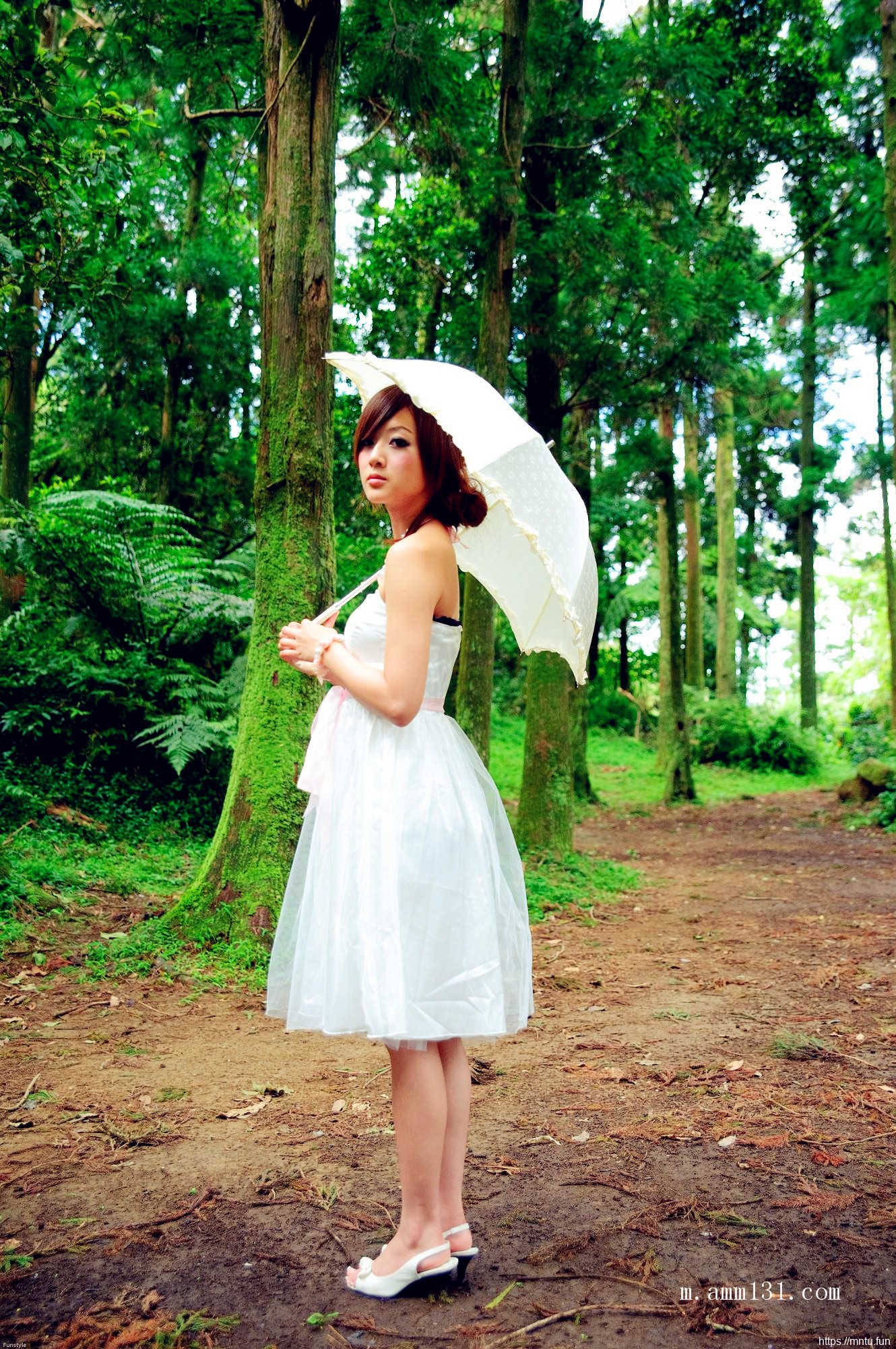 树林里的丰满艺术人体张允霏图片演绎乳房之美