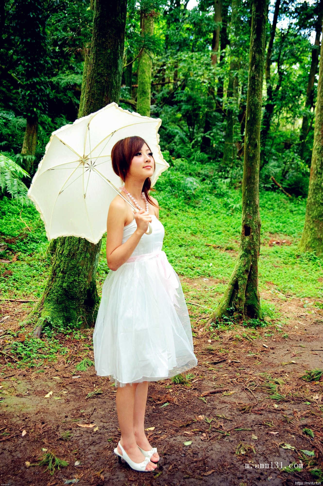 树林里的丰满艺术人体张允霏图片演绎乳房之美