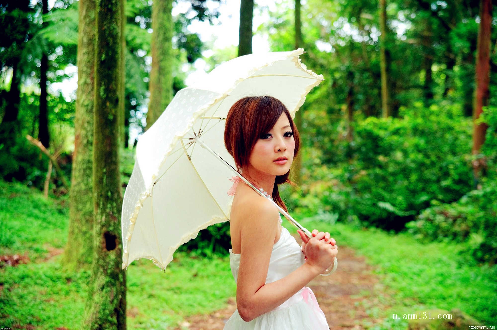 树林里的丰满艺术人体张允霏图片演绎乳房之美