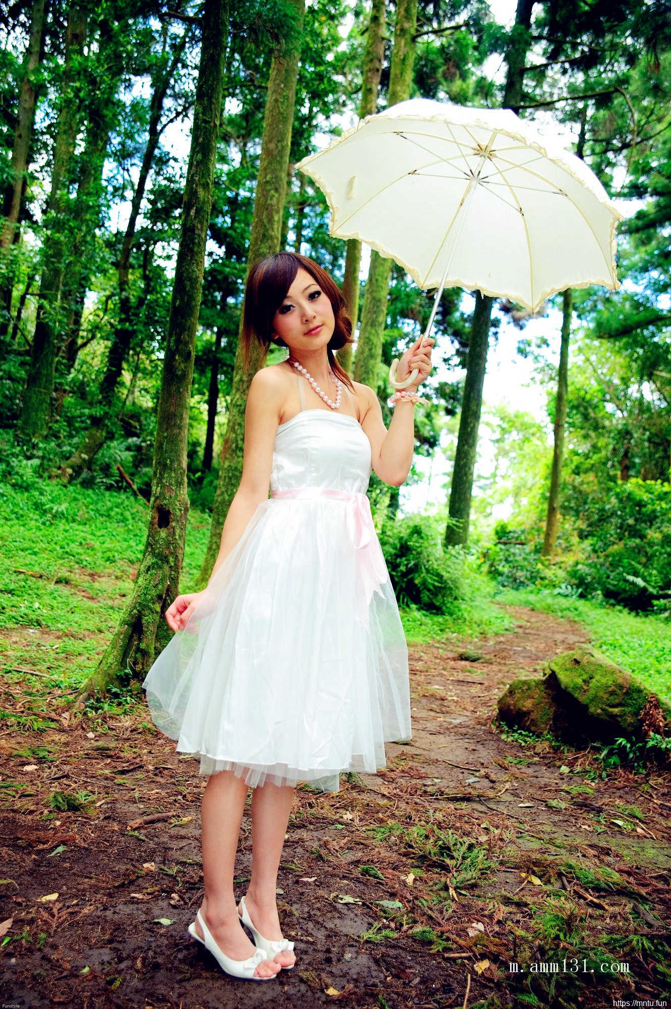 树林里的丰满艺术人体张允霏图片演绎乳房之美