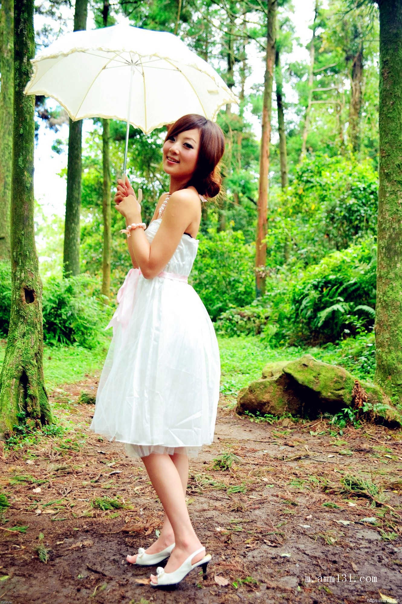 树林里的丰满艺术人体张允霏图片演绎乳房之美