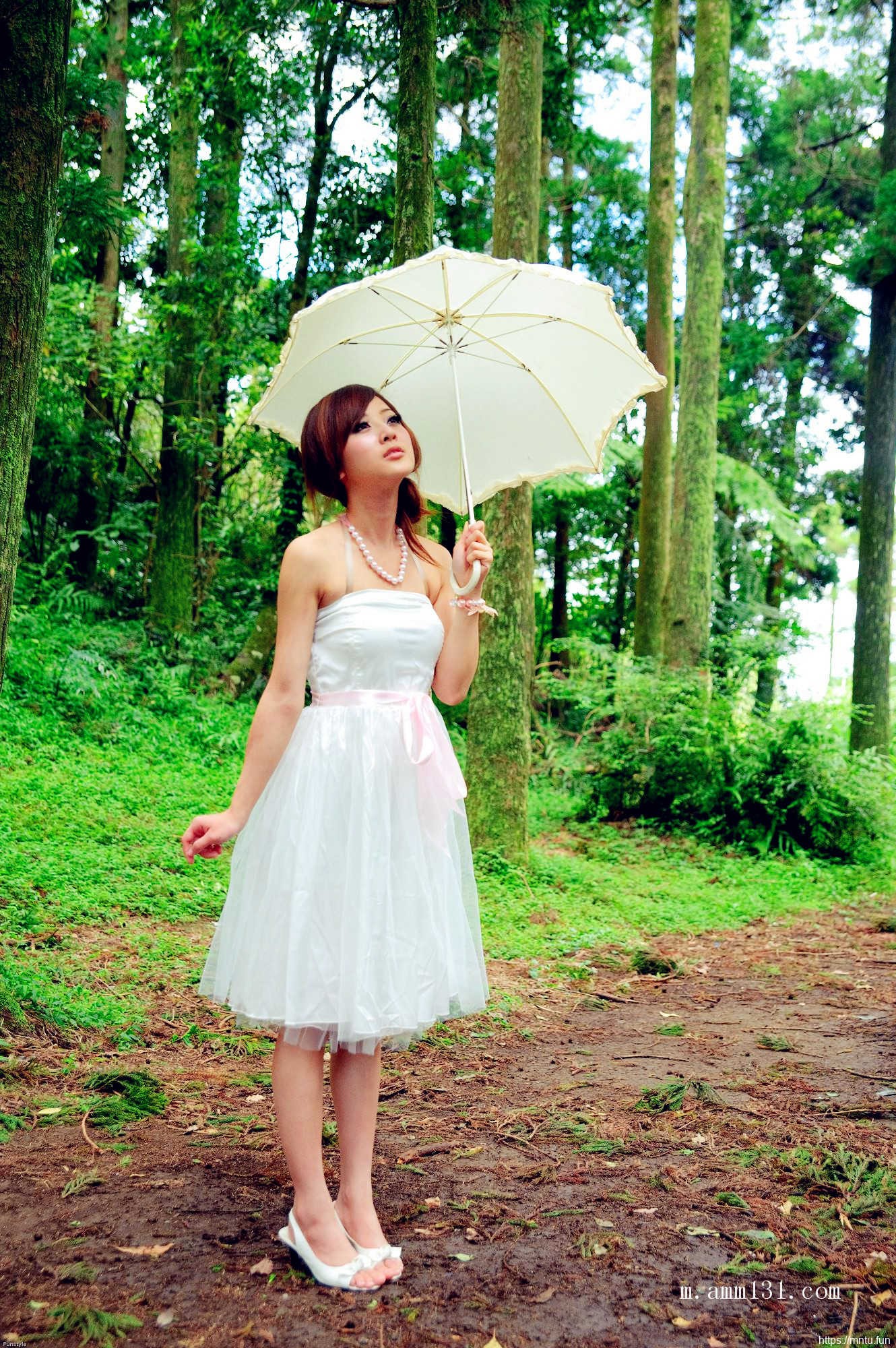 树林里的丰满艺术人体张允霏图片演绎乳房之美