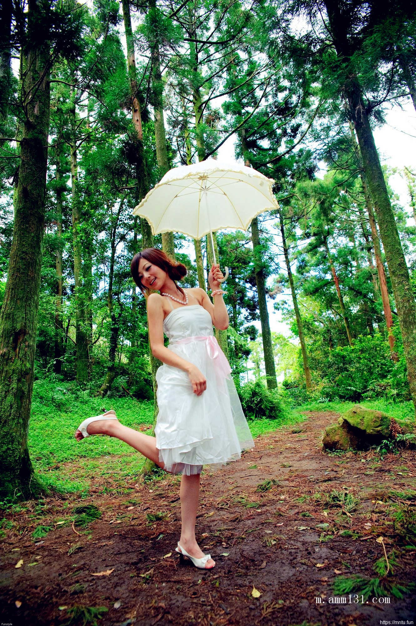 树林里的丰满艺术人体张允霏图片演绎乳房之美