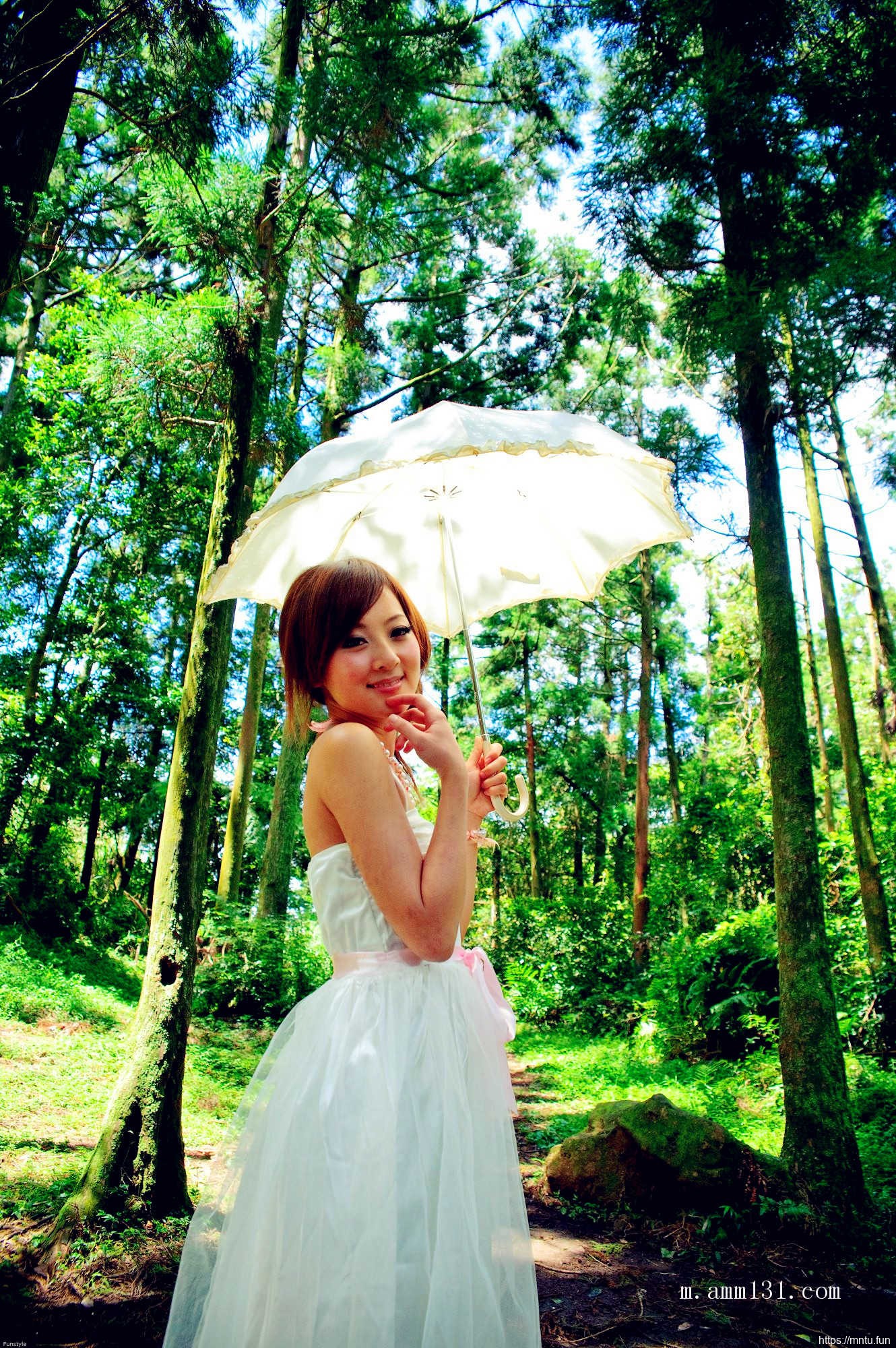 树林里的丰满艺术人体张允霏图片演绎乳房之美