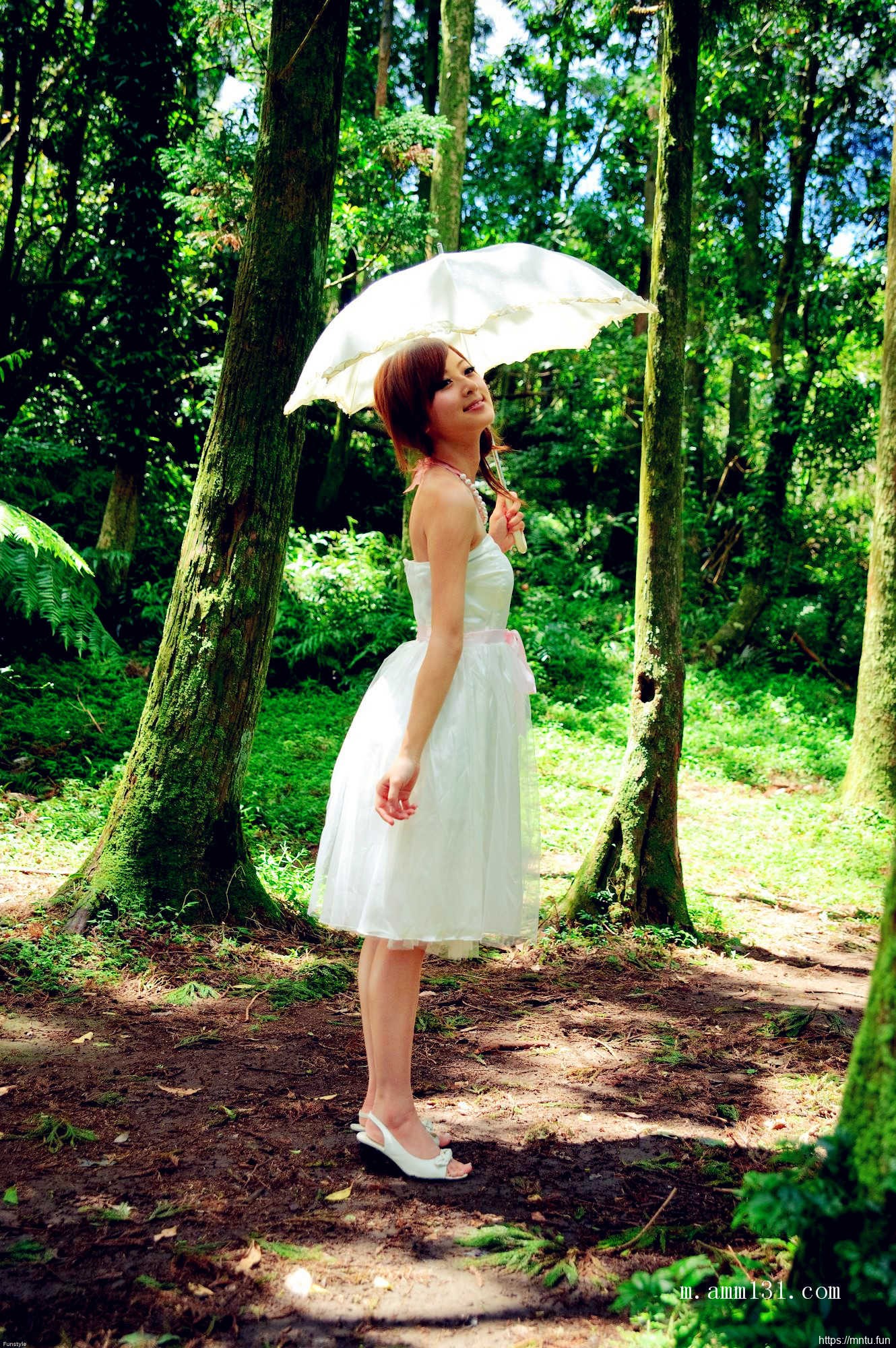 树林里的丰满艺术人体张允霏图片演绎乳房之美