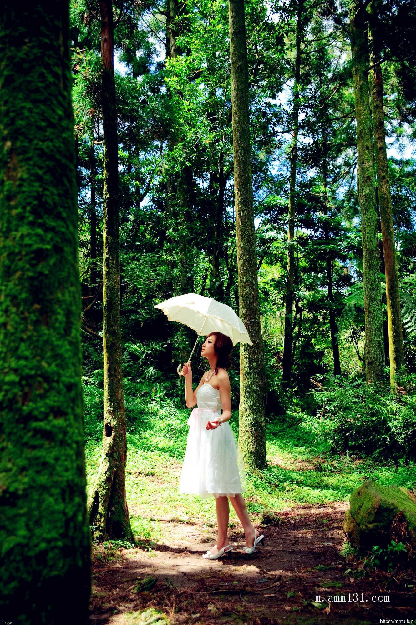 树林里的丰满艺术人体张允霏图片演绎乳房之美