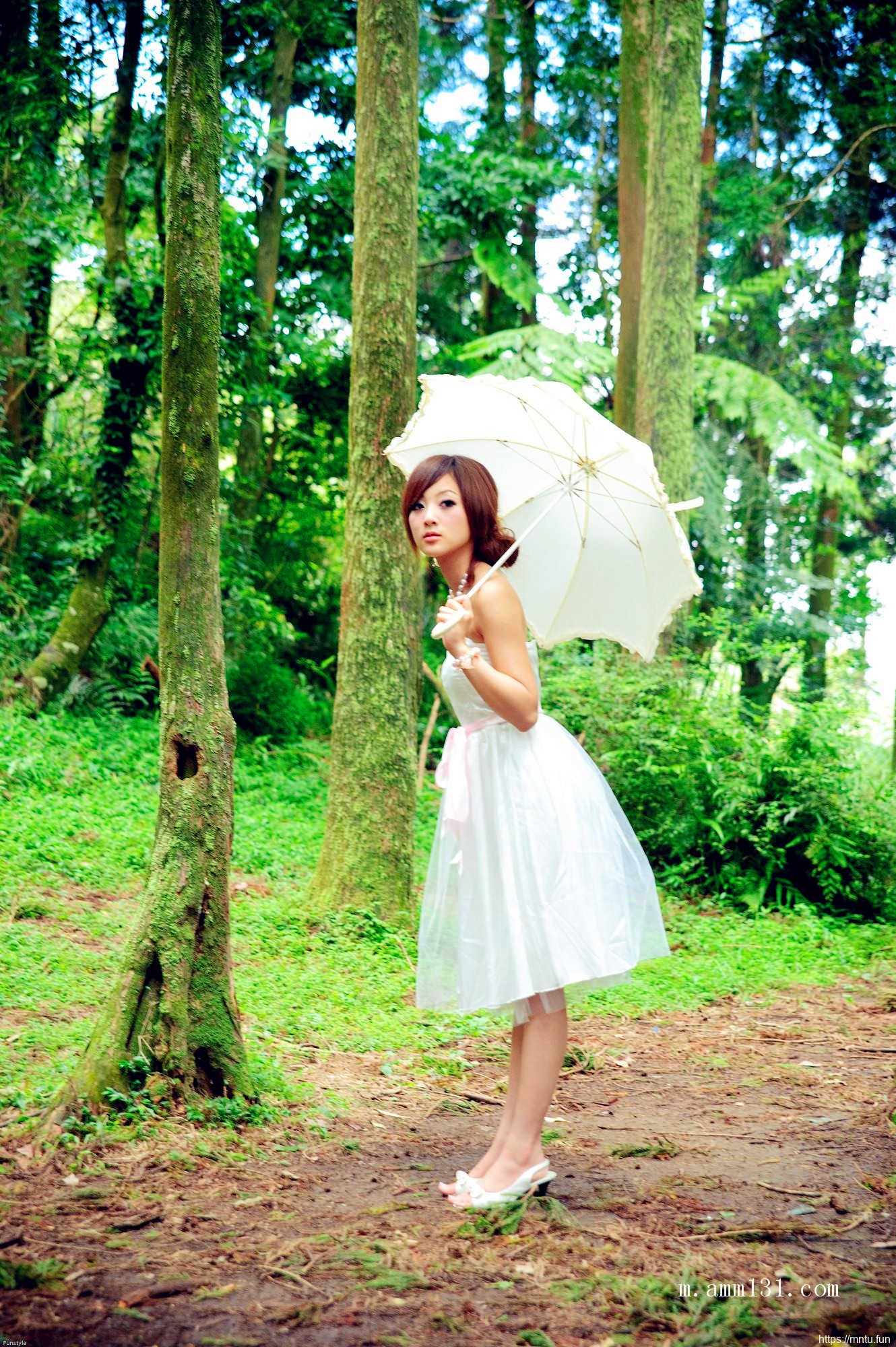 树林里的丰满艺术人体张允霏图片演绎乳房之美