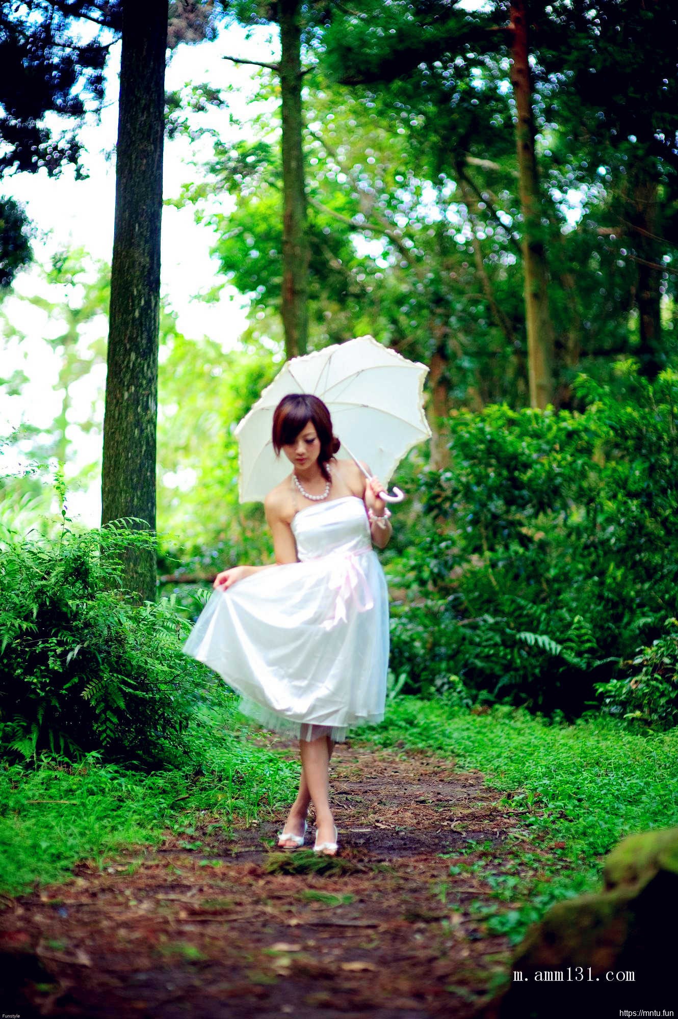 树林里的丰满艺术人体张允霏图片演绎乳房之美