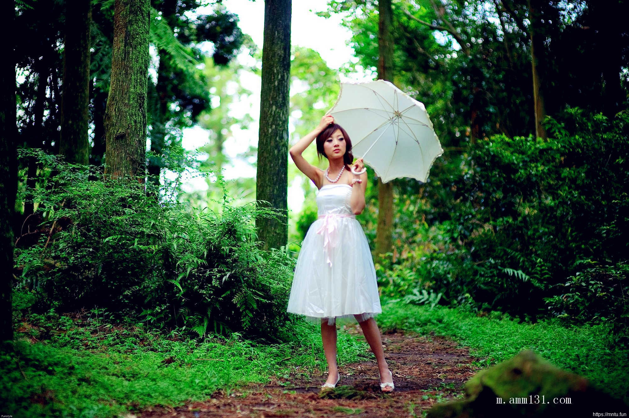 树林里的丰满艺术人体张允霏图片演绎乳房之美