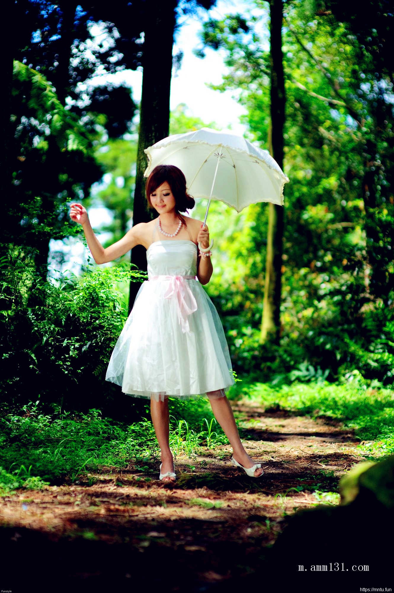 树林里的丰满艺术人体张允霏图片演绎乳房之美