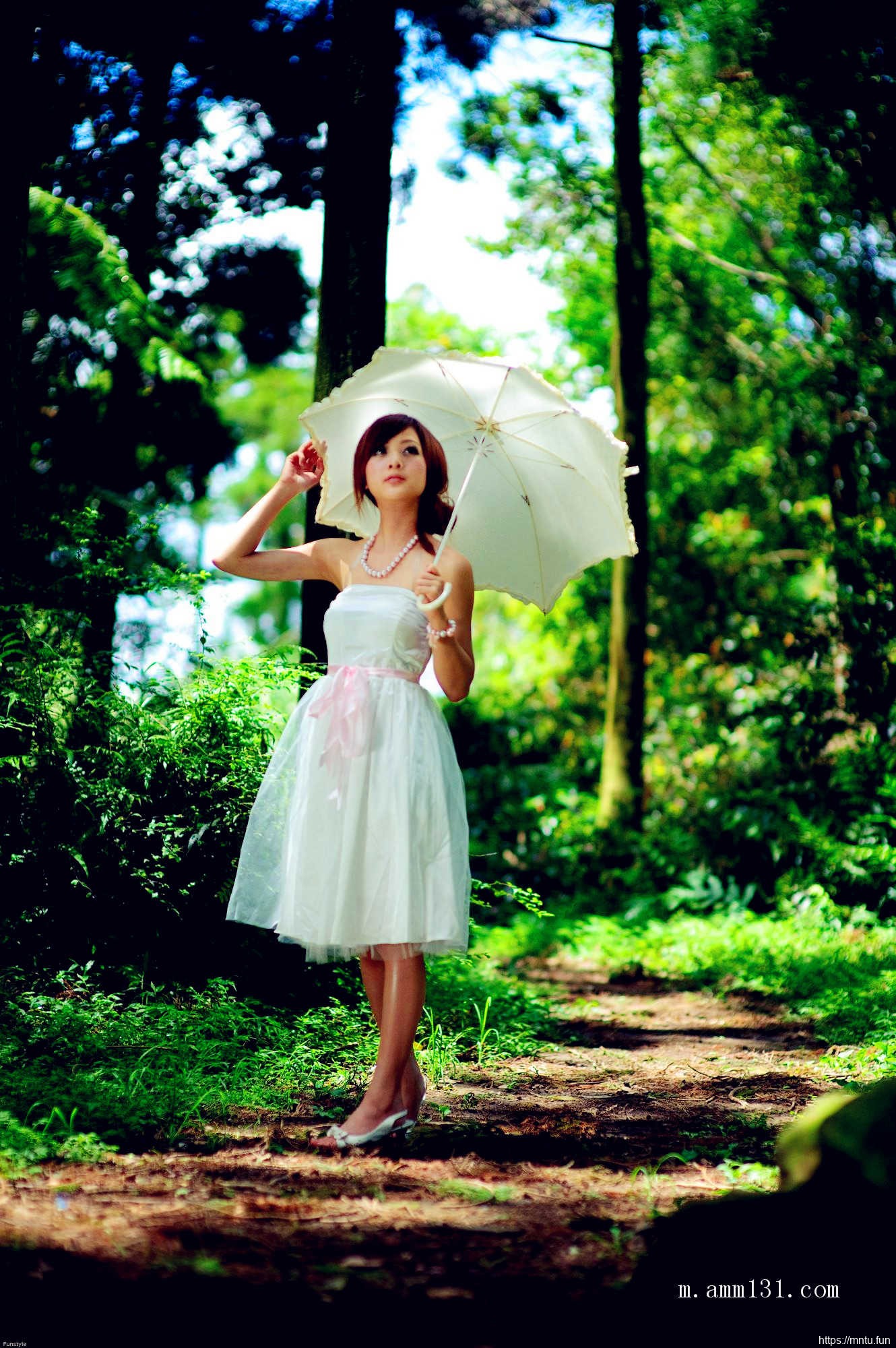 树林里的丰满艺术人体张允霏图片演绎乳房之美