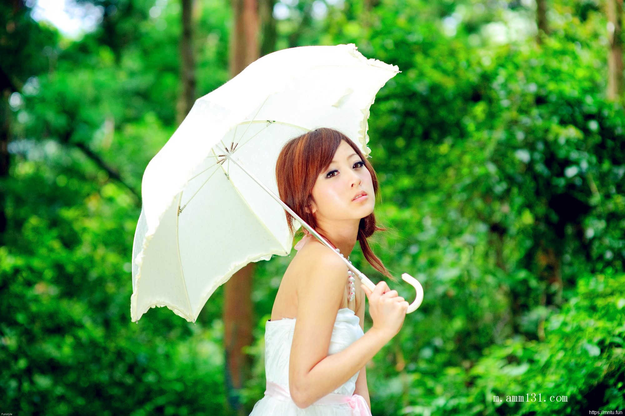 树林里的丰满艺术人体张允霏图片演绎乳房之美