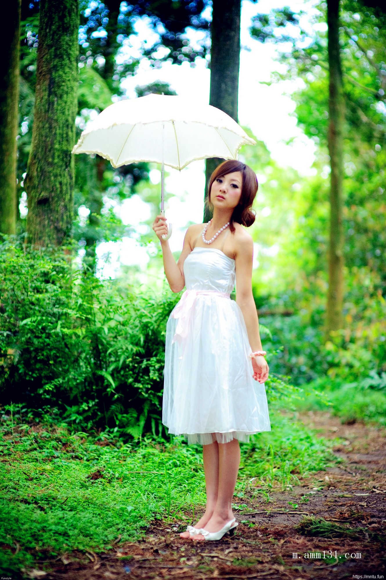 树林里的丰满艺术人体张允霏图片演绎乳房之美