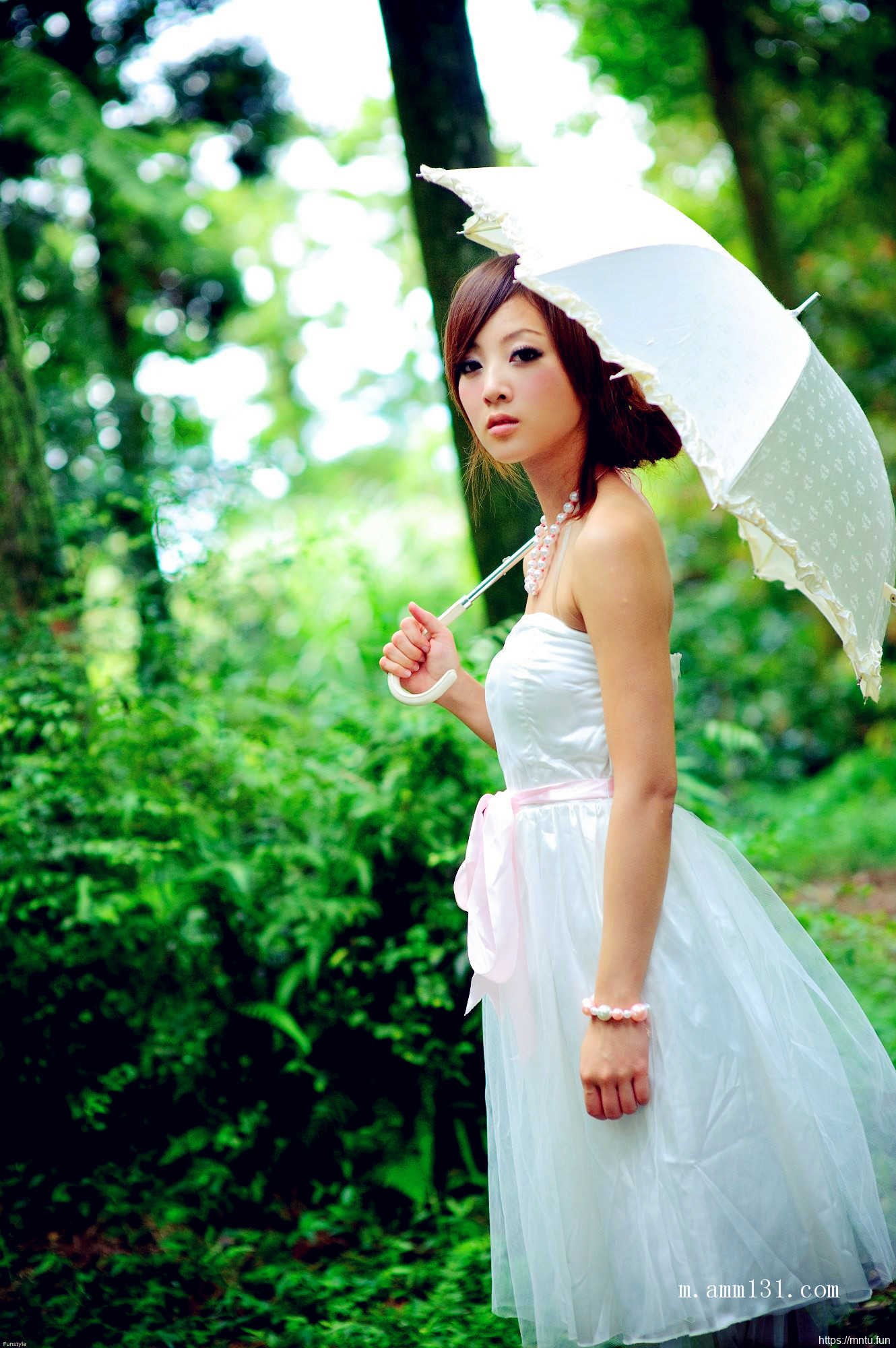 树林里的丰满艺术人体张允霏图片演绎乳房之美