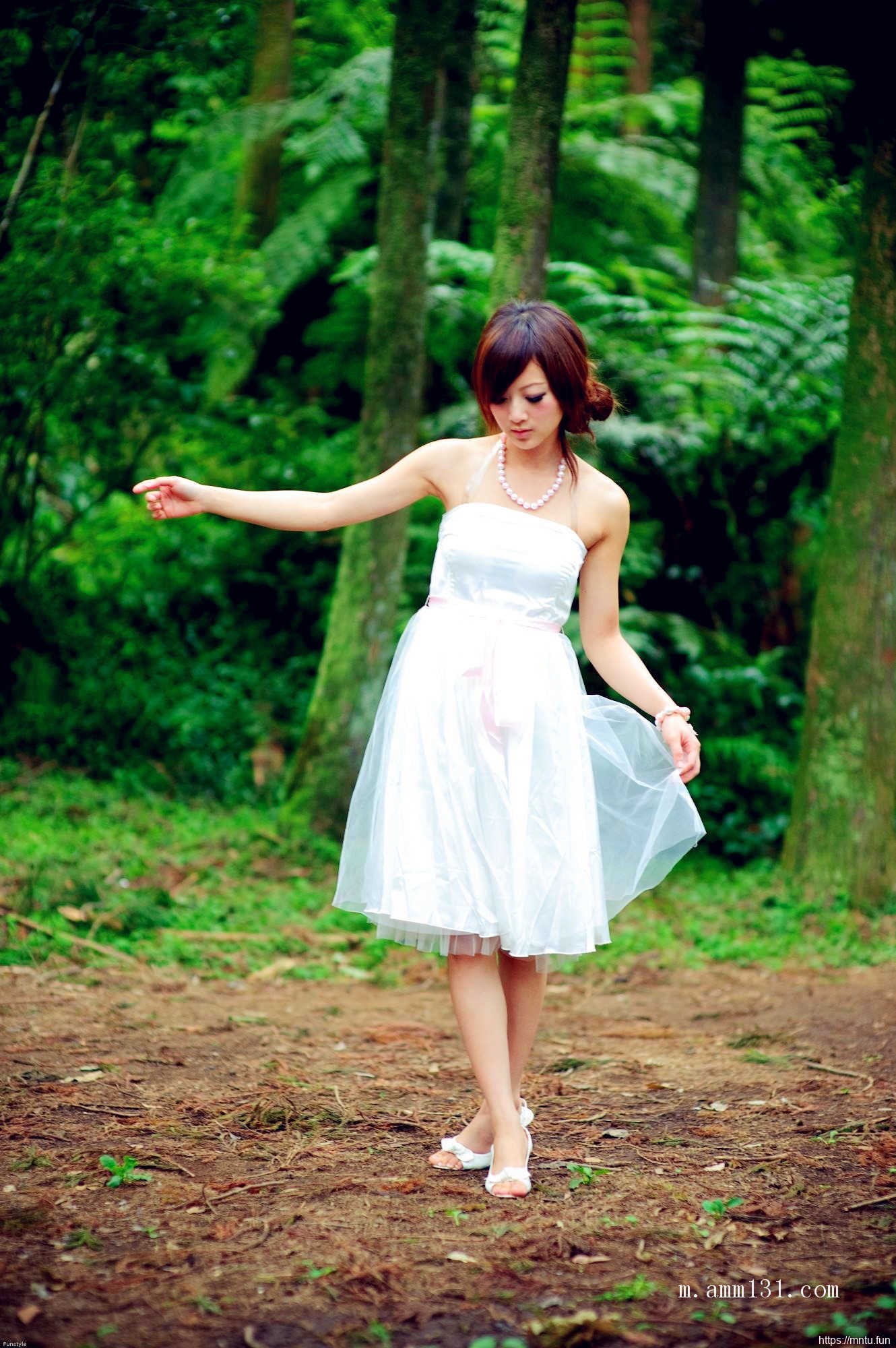 树林里的丰满艺术人体张允霏图片演绎乳房之美