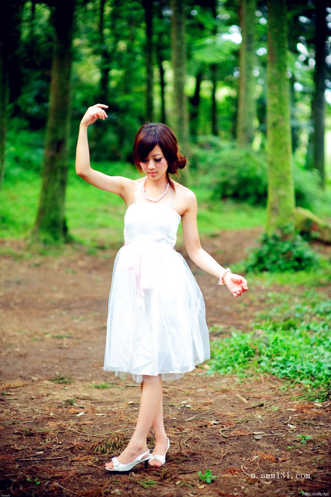 树林里的丰满艺术人体张允霏图片演绎乳房之美