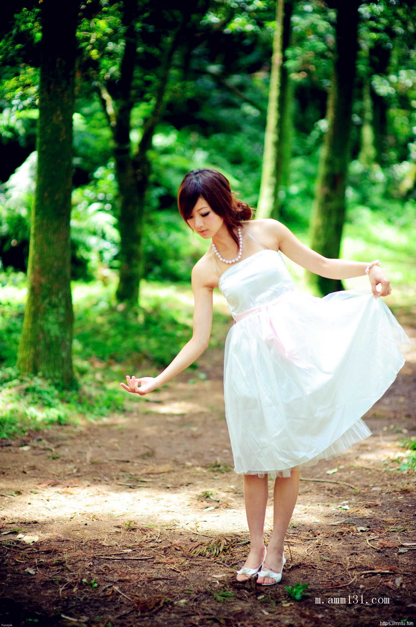 树林里的丰满艺术人体张允霏图片演绎乳房之美