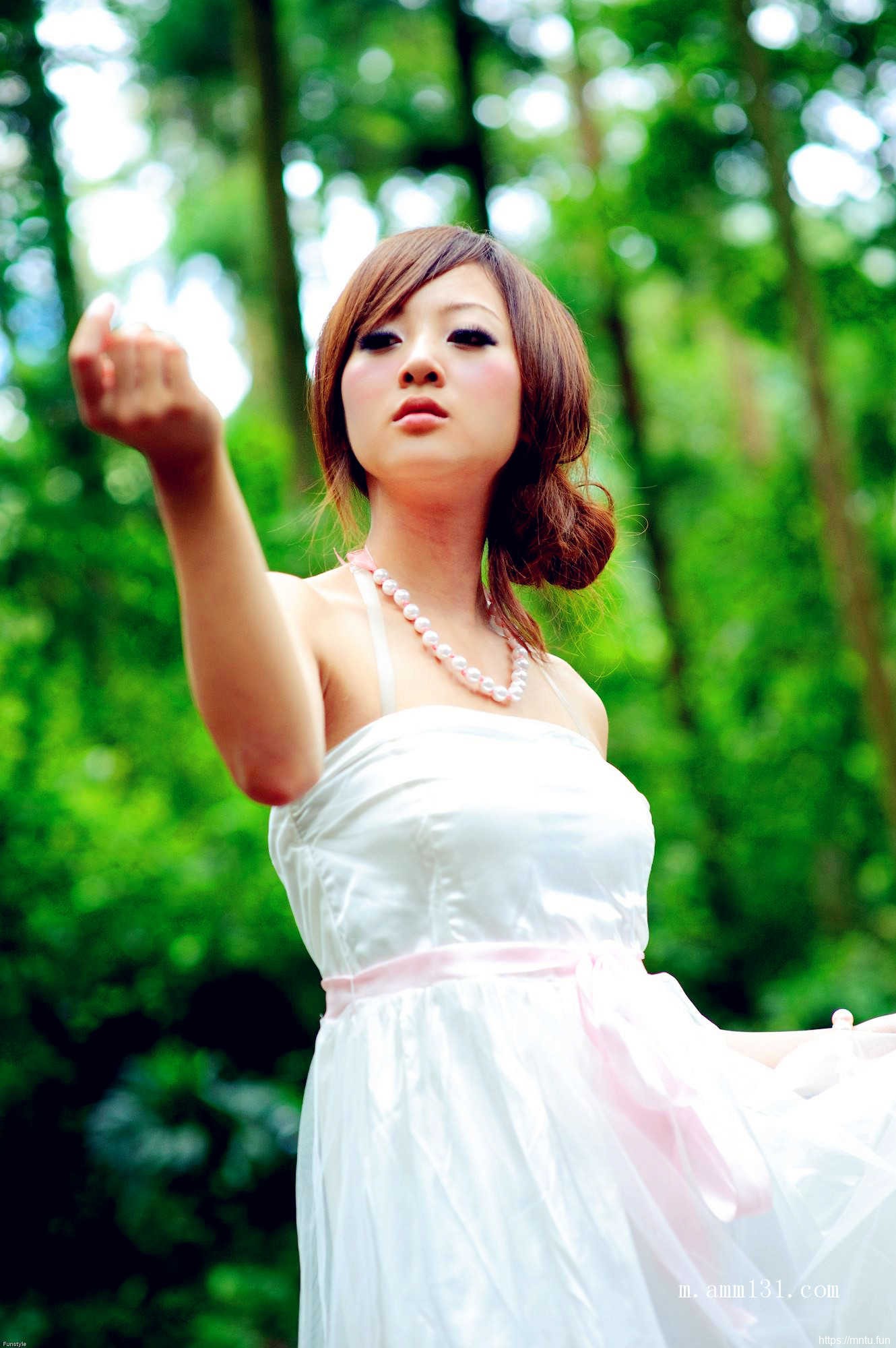 树林里的丰满艺术人体张允霏图片演绎乳房之美