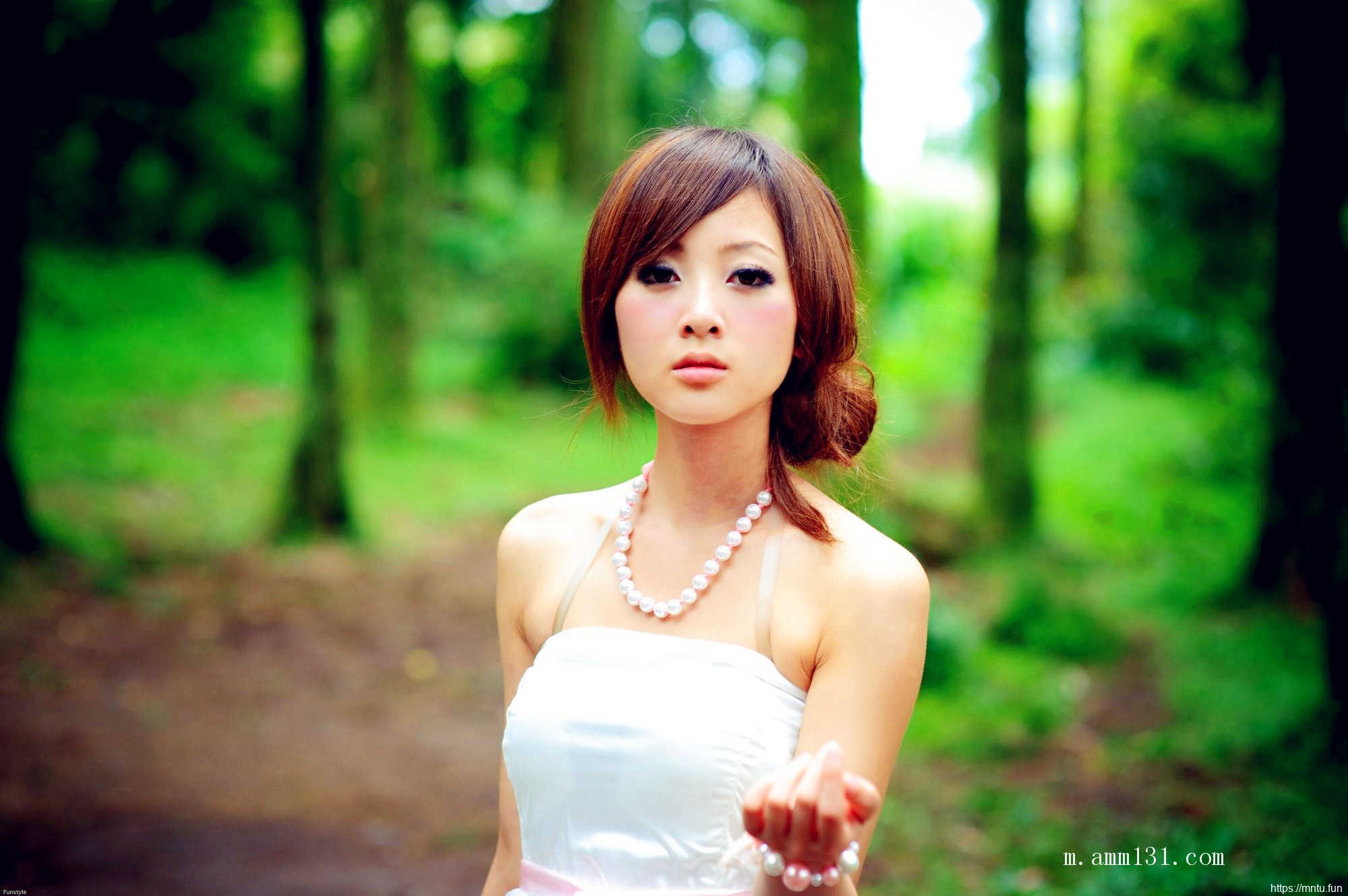 树林里的丰满艺术人体张允霏图片演绎乳房之美