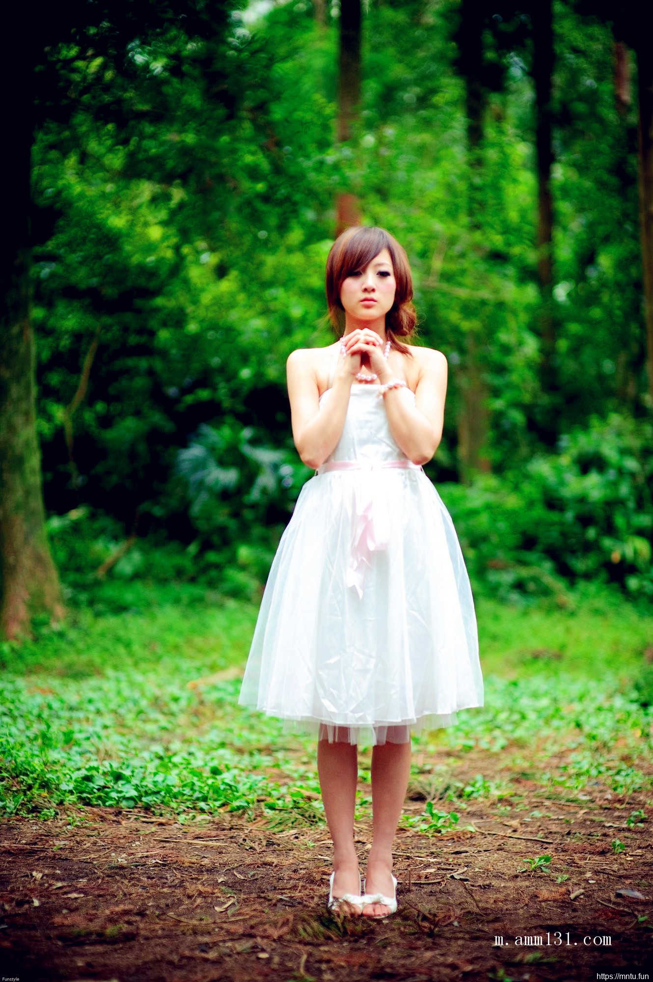 树林里的丰满艺术人体张允霏图片演绎乳房之美