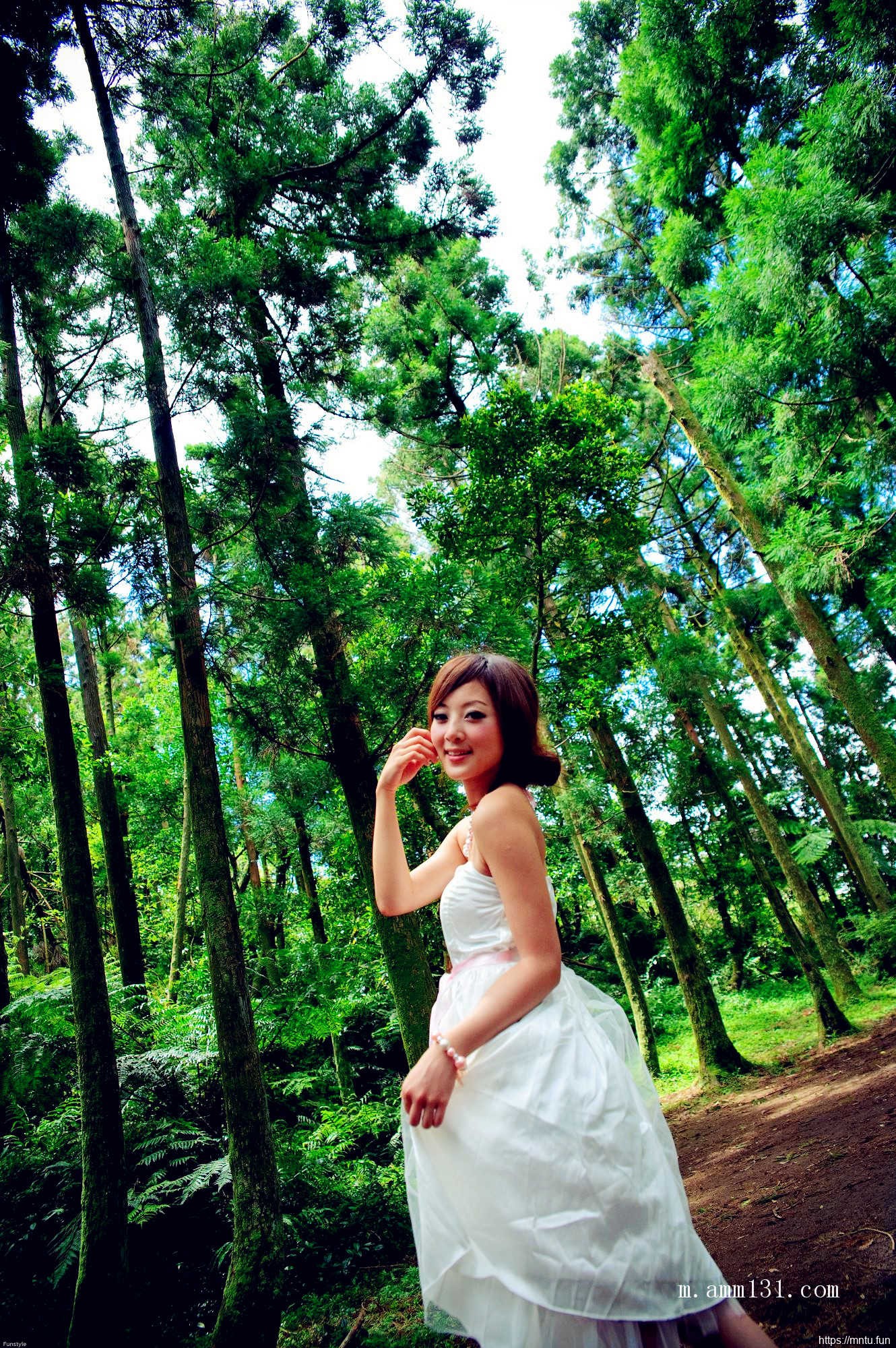 树林里的丰满艺术人体张允霏图片演绎乳房之美