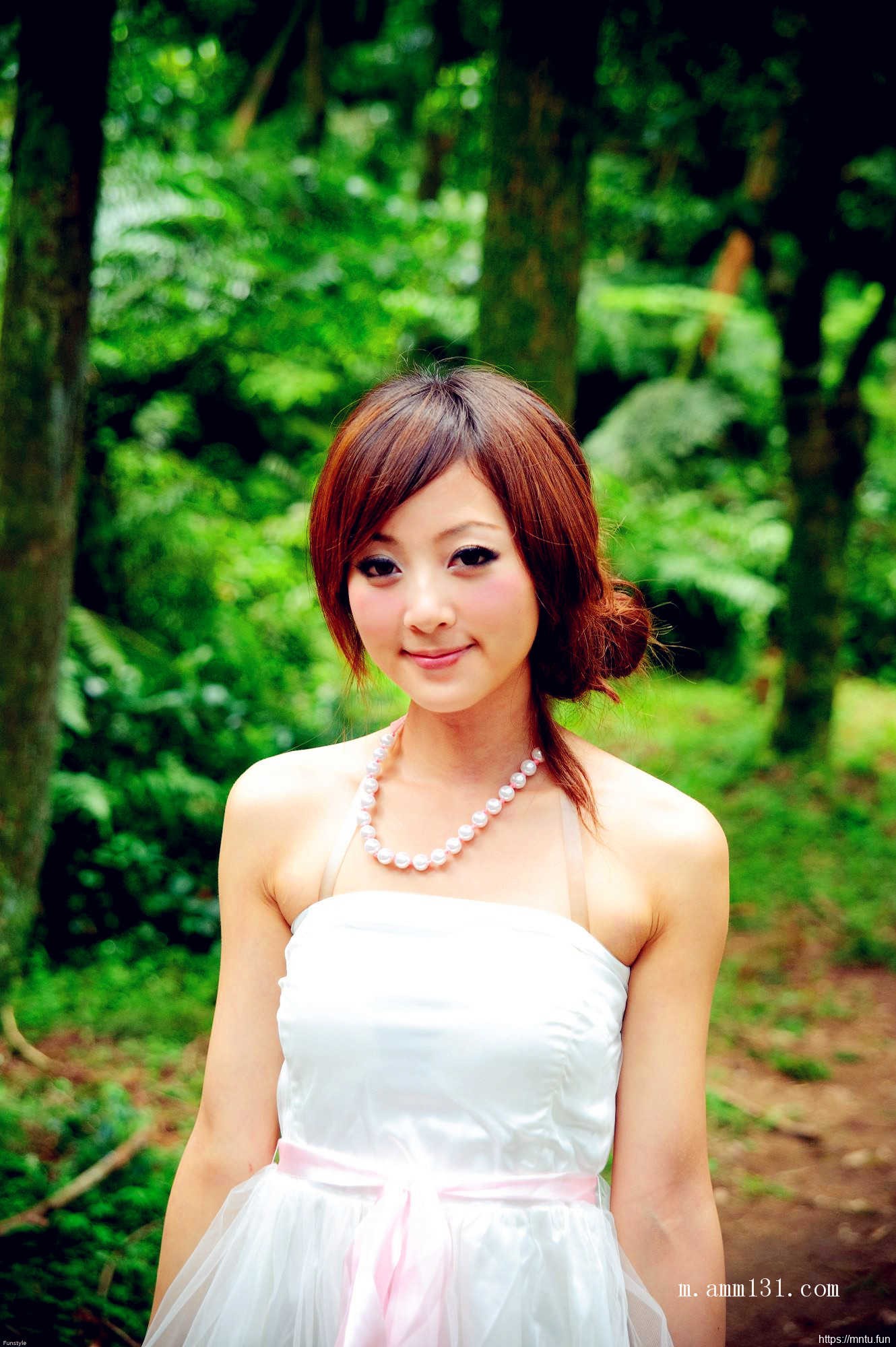 树林里的丰满艺术人体张允霏图片演绎乳房之美