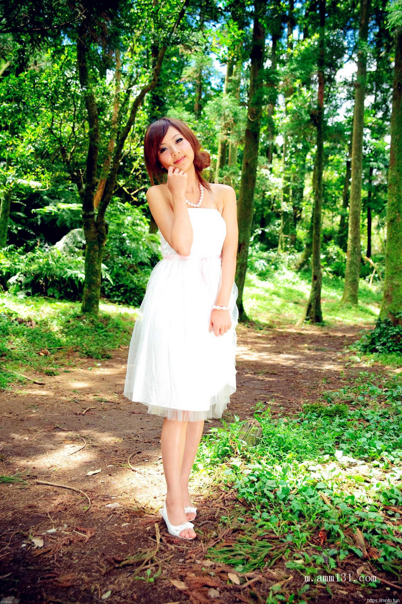 树林里的丰满艺术人体张允霏图片演绎乳房之美