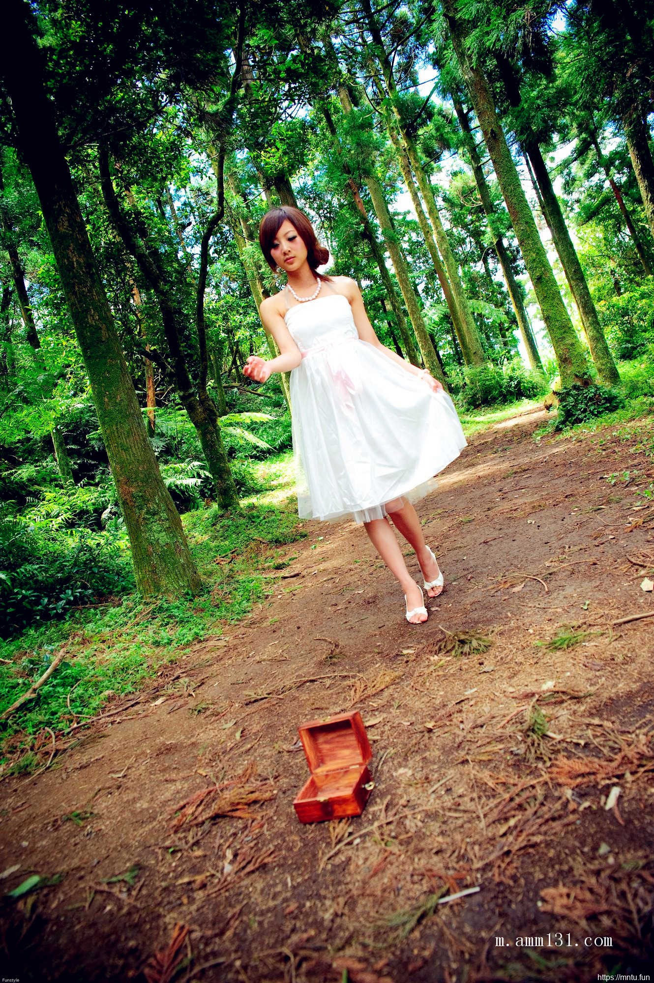 树林里的丰满艺术人体张允霏图片演绎乳房之美