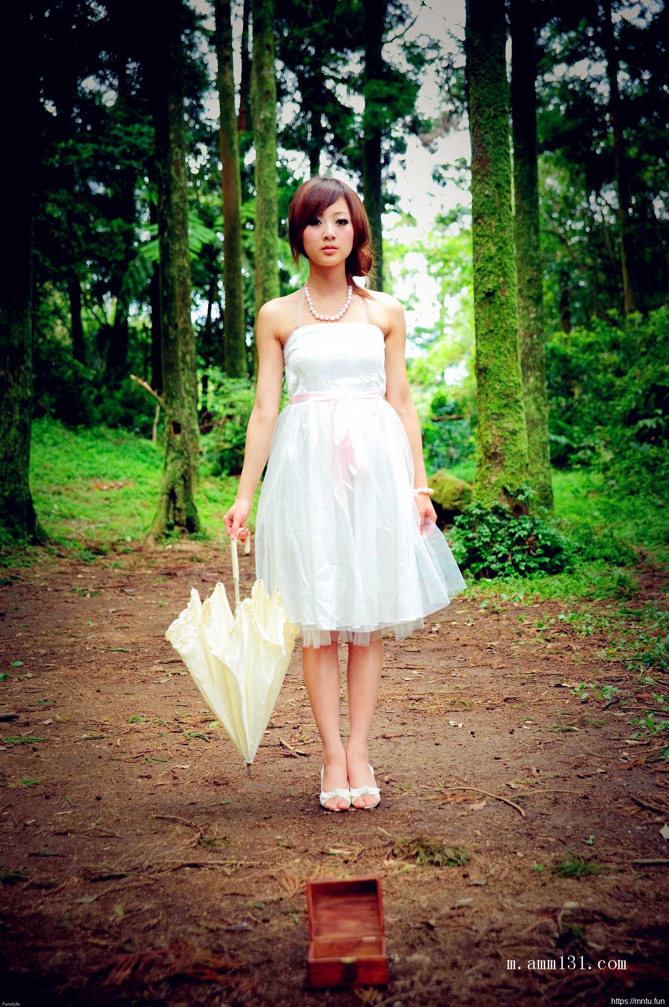 树林里的丰满艺术人体张允霏图片演绎乳房之美