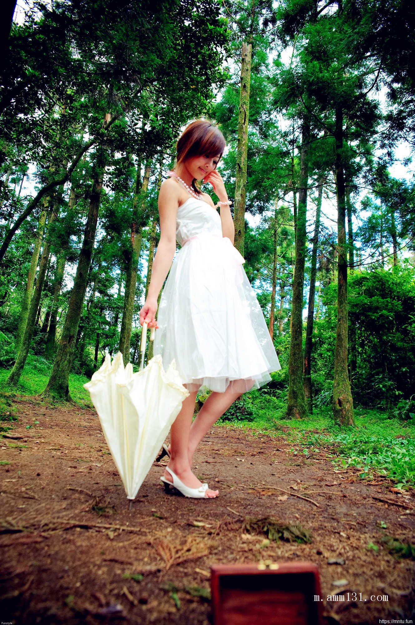 树林里的丰满艺术人体张允霏图片演绎乳房之美