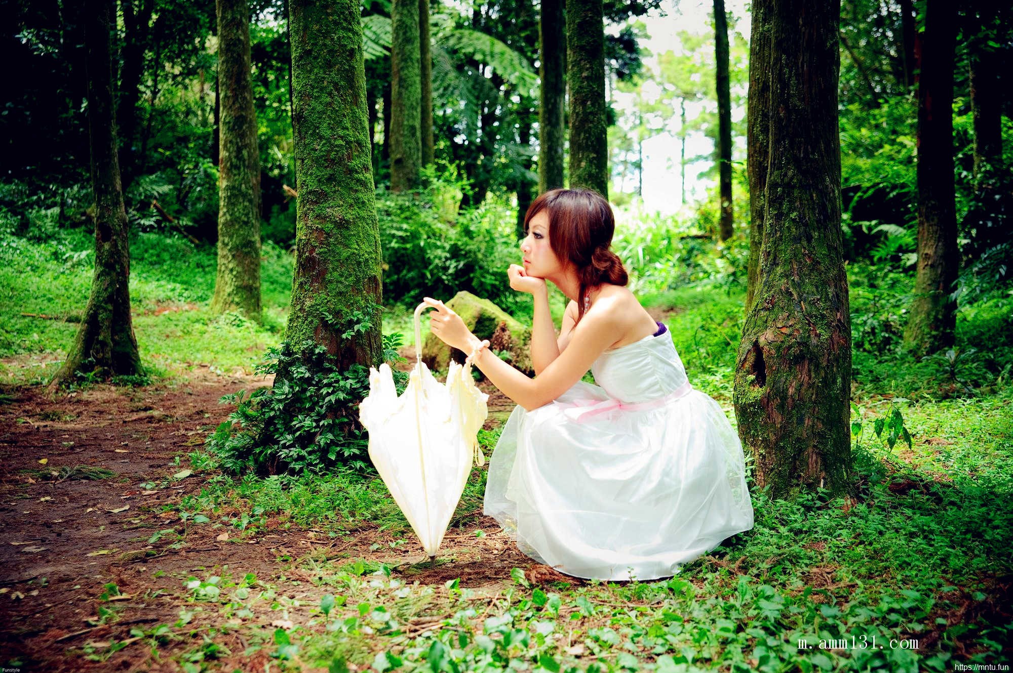 树林里的丰满艺术人体张允霏图片演绎乳房之美