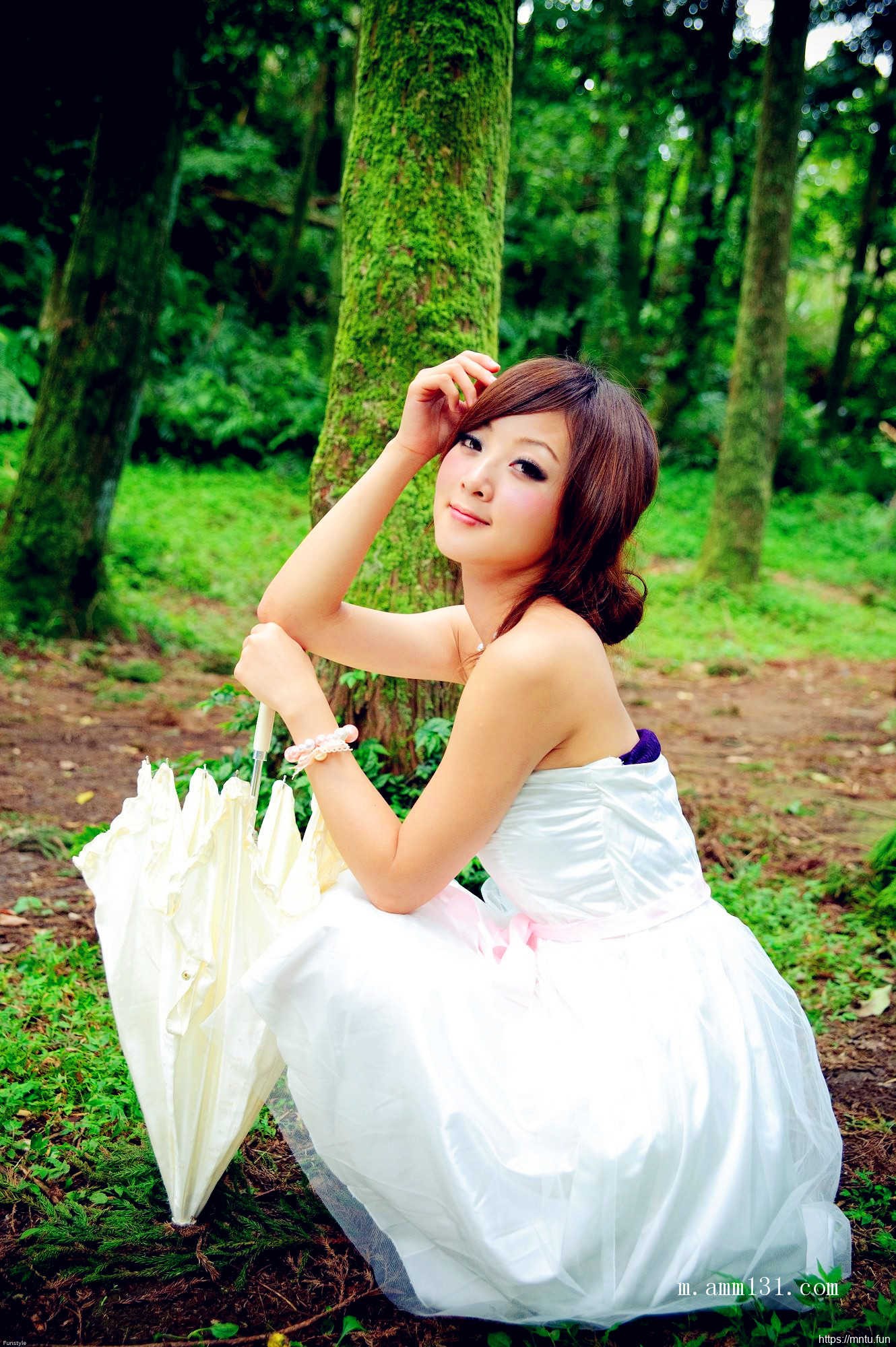 树林里的丰满艺术人体张允霏图片演绎乳房之美