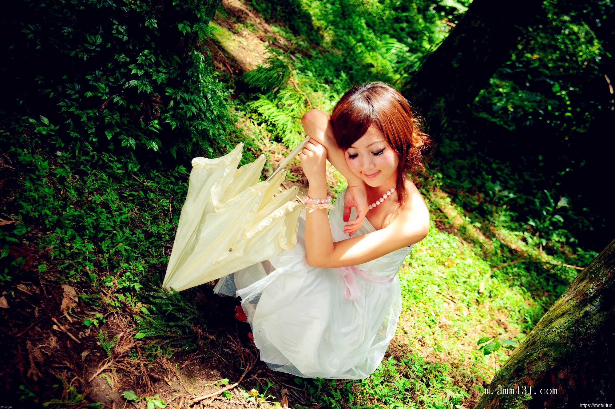 树林里的丰满艺术人体张允霏图片演绎乳房之美