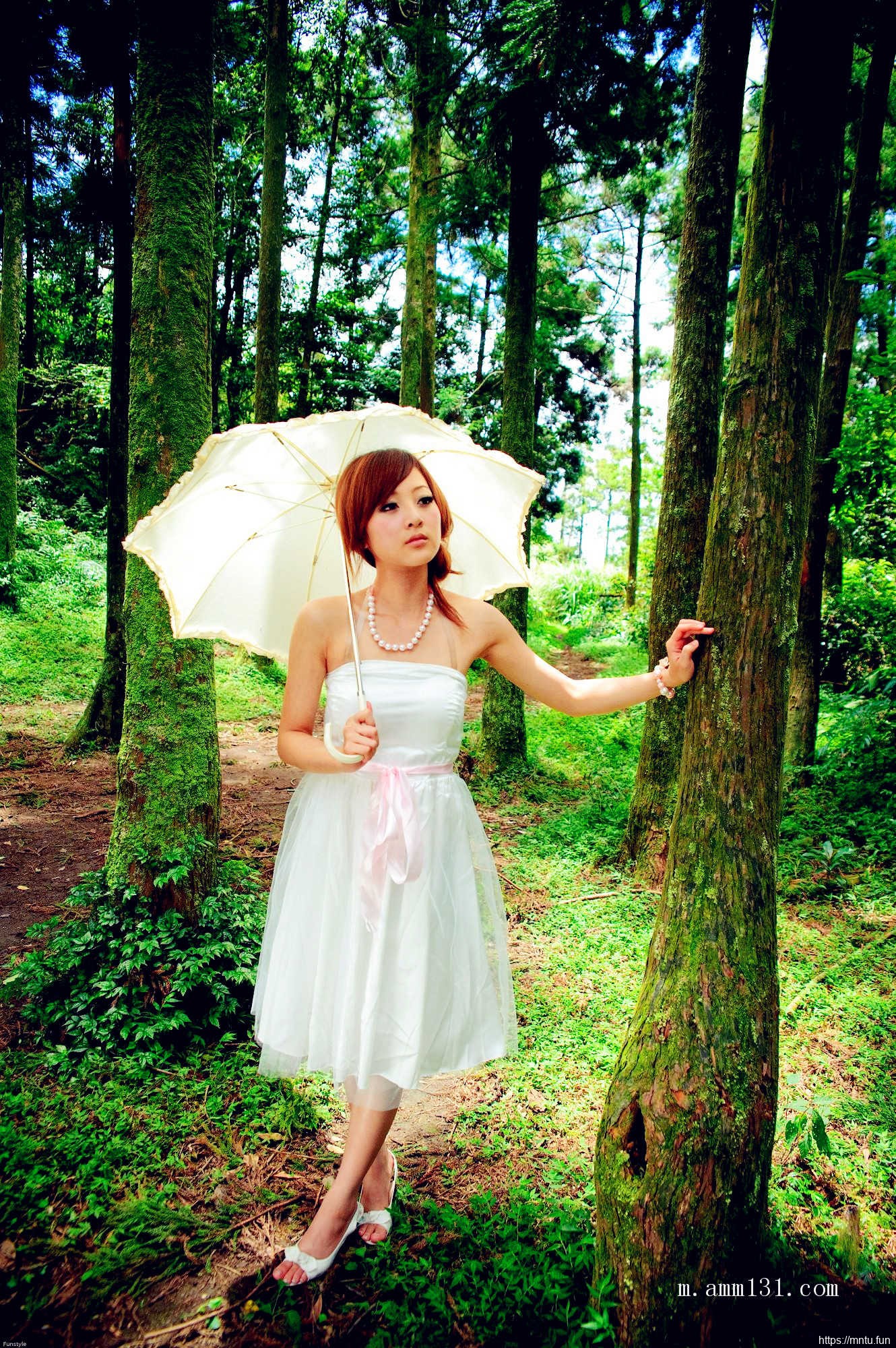 树林里的丰满艺术人体张允霏图片演绎乳房之美