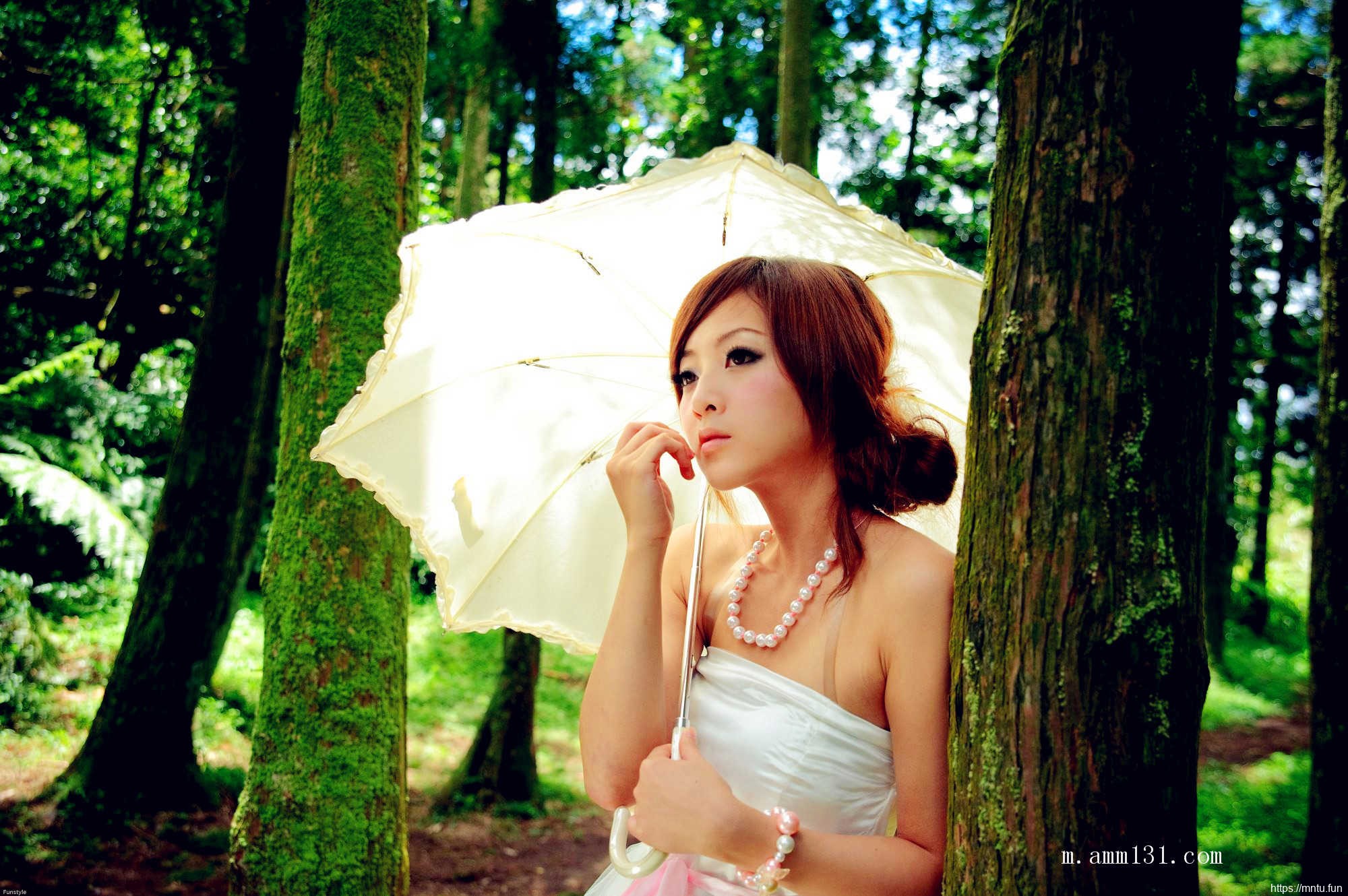 树林里的丰满艺术人体张允霏图片演绎乳房之美